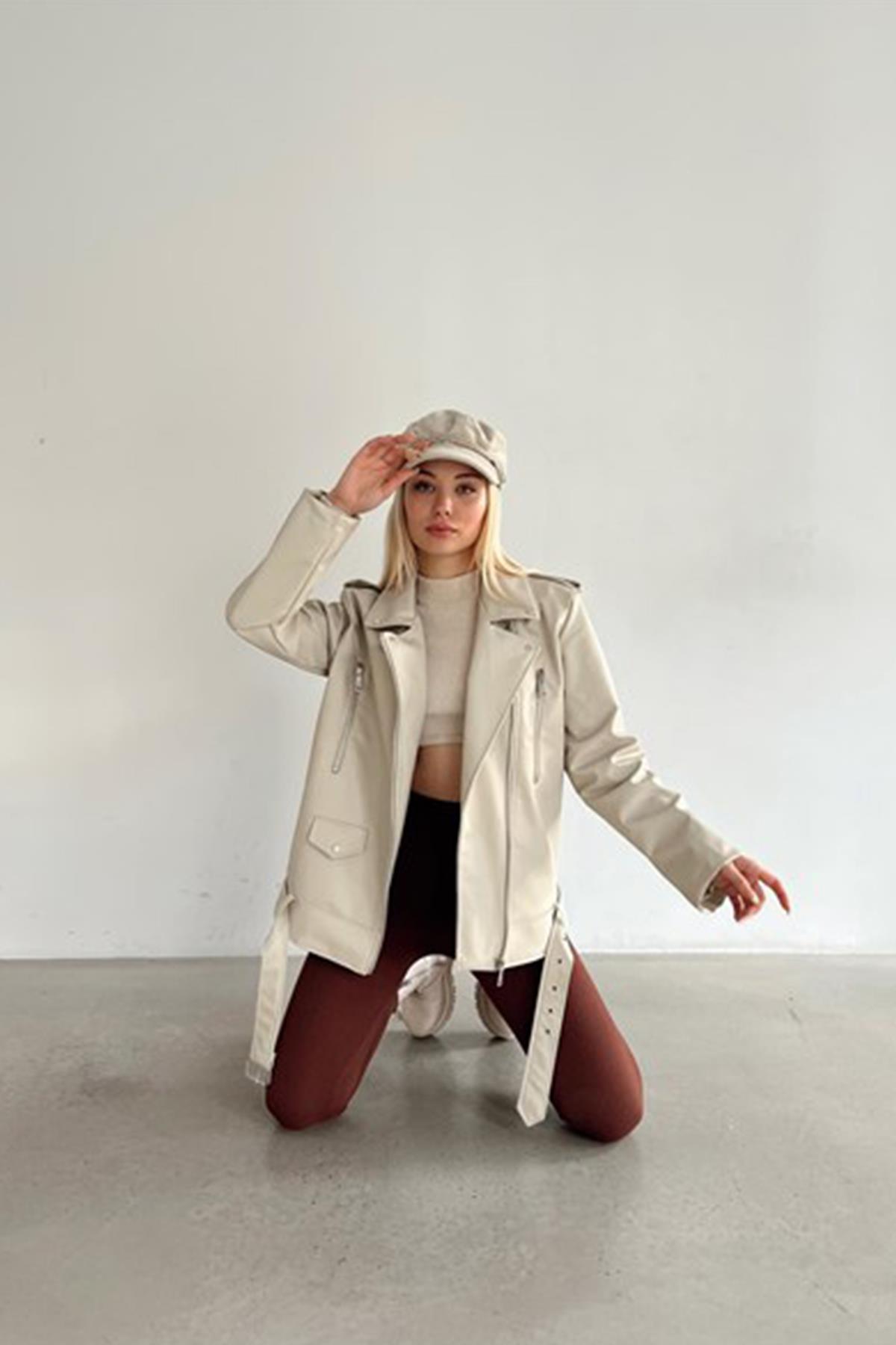 КОЖАНАЯ КУРТКА СРЕДНЕГО РАЗМЕРА С ПОЯСОМ НА ПОЯСИИ