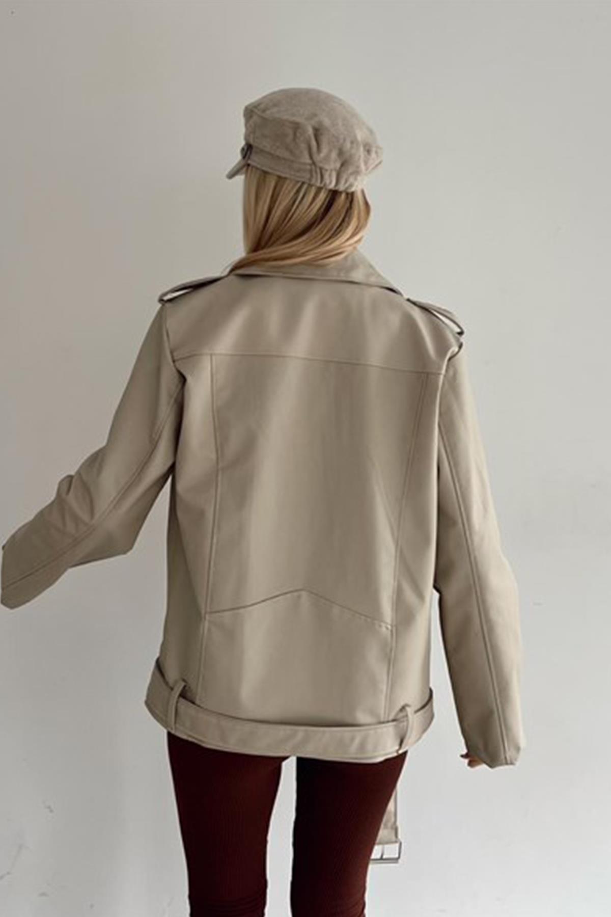 КОЖАНАЯ КУРТКА СРЕДНЕГО РАЗМЕРА С ПОЯСОМ НА ПОЯСИИ