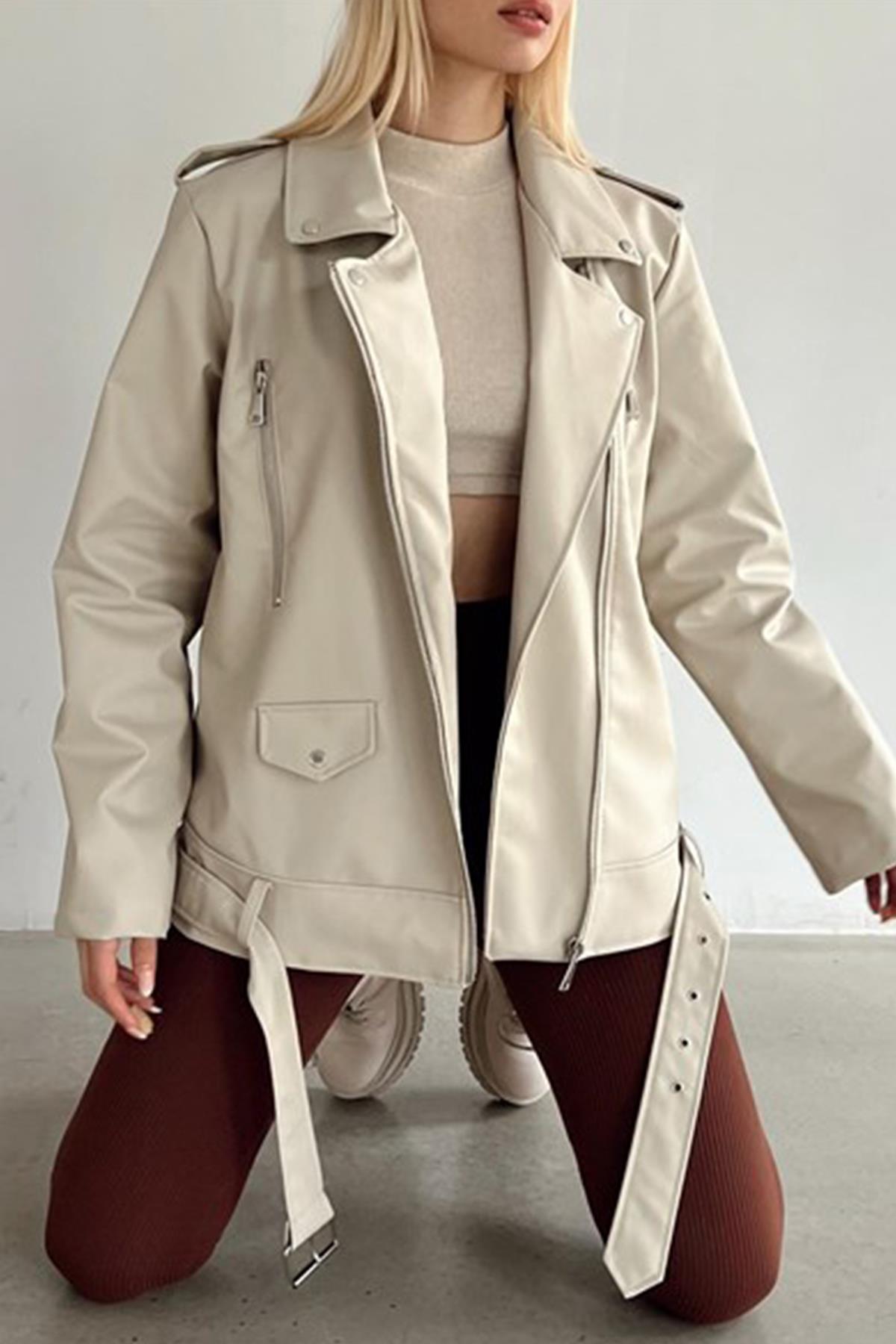 КОЖАНАЯ КУРТКА СРЕДНЕГО РАЗМЕРА С ПОЯСОМ НА ПОЯСИИ