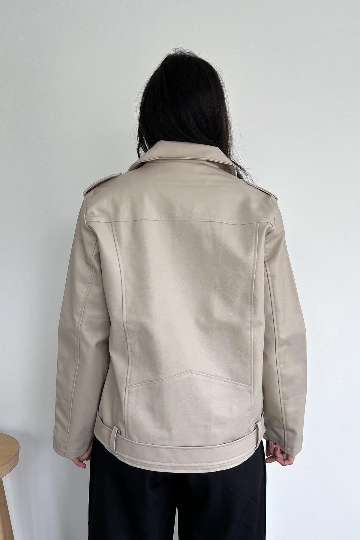 КОЖАНАЯ КУРТКА СРЕДНЕГО РАЗМЕРА С ПОЯСОМ НА ПОЯСИИ