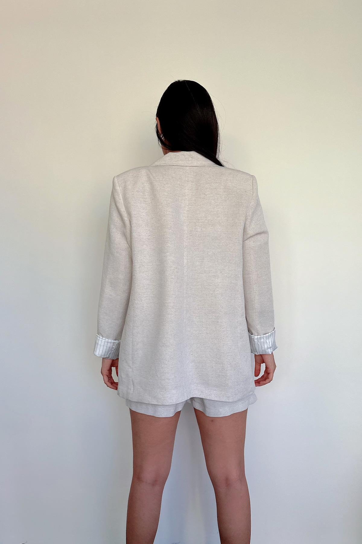 سترة من الكتان المبطن والمخطط