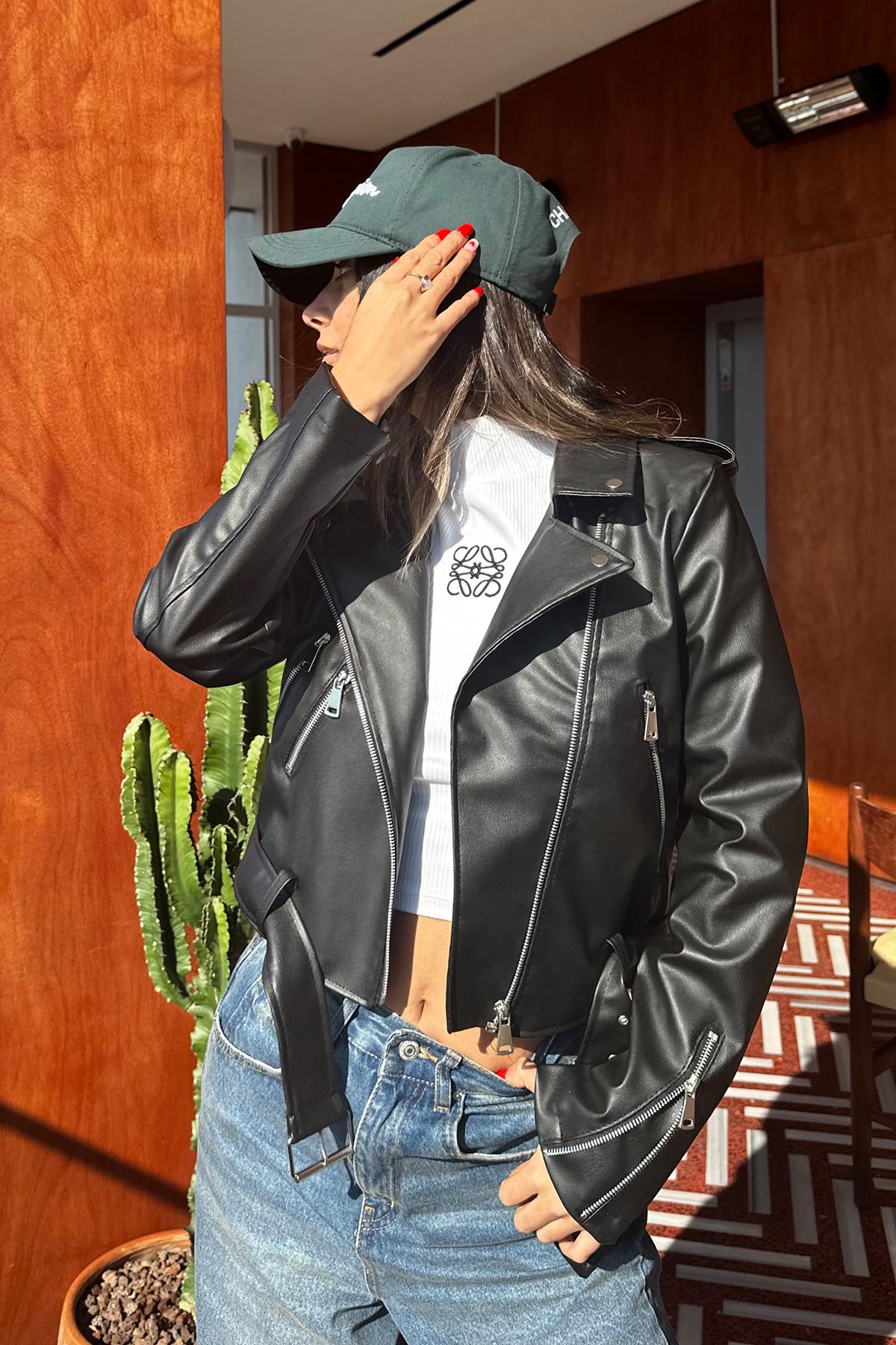 تفاصيل طوق KISA مؤطرة للقطع