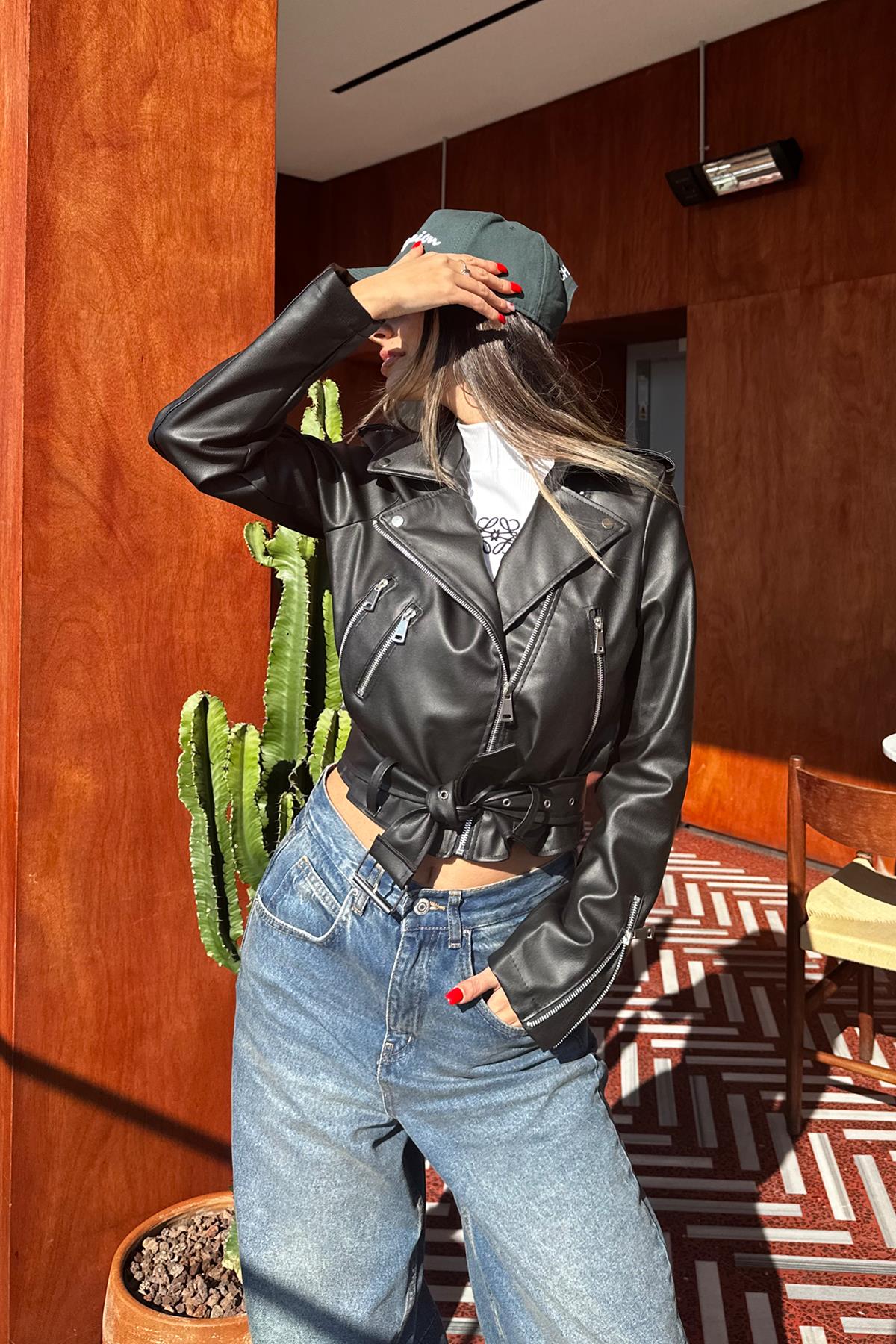 تفاصيل طوق KISA مؤطرة للقطع