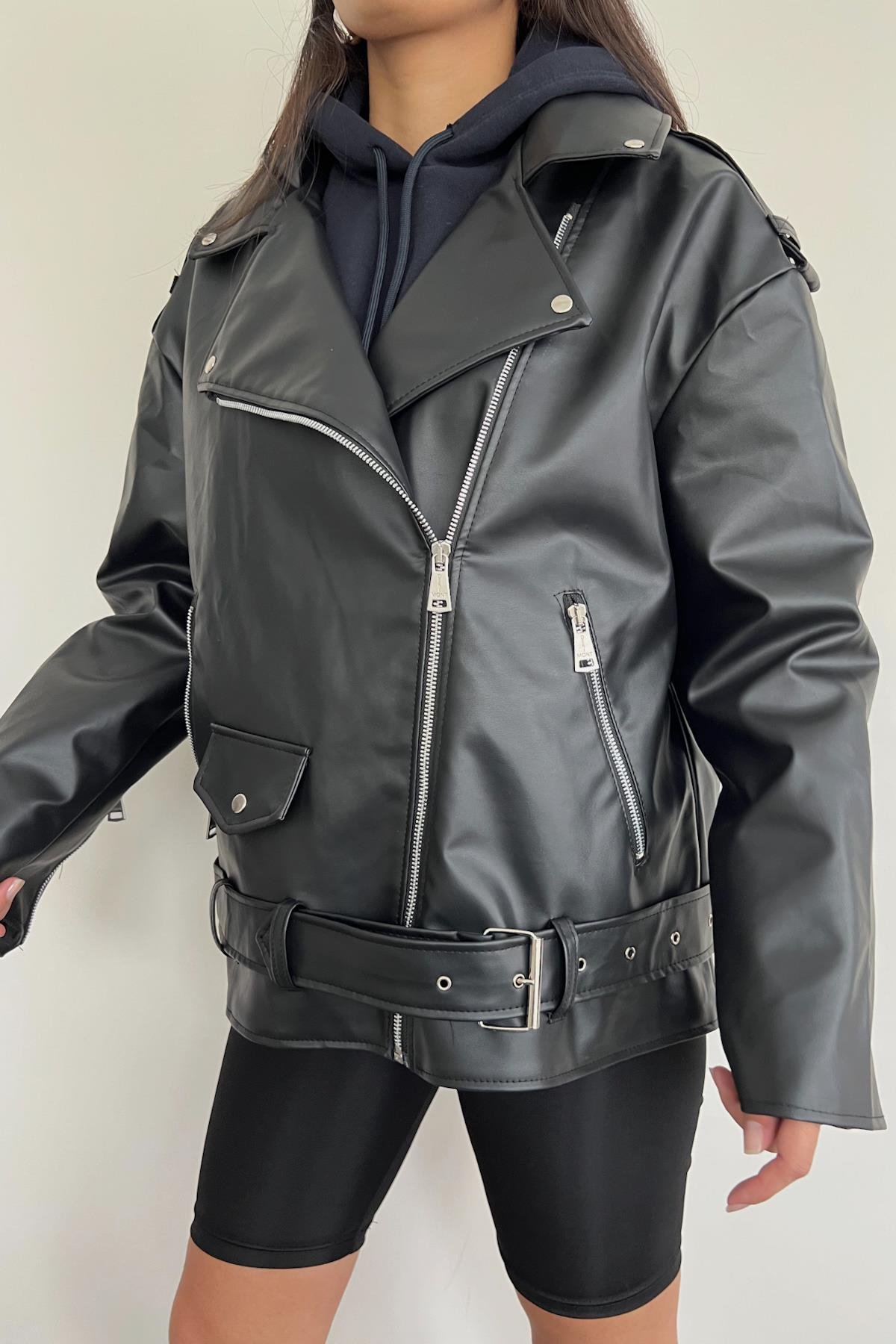 OVERSIZE-JACKE IN MITTELGRÖSSE