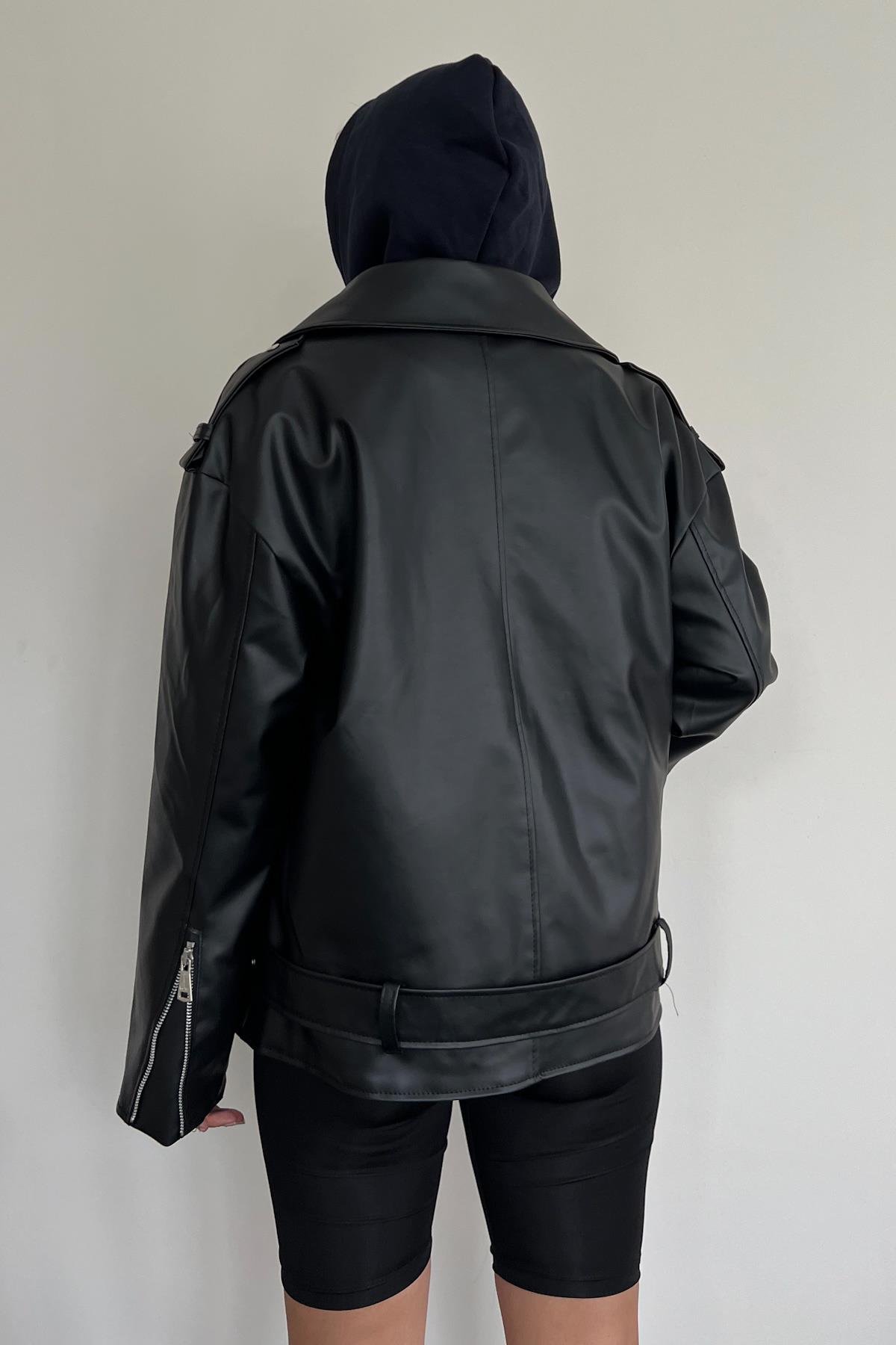 OVERSIZE-JACKE IN MITTELGRÖSSE