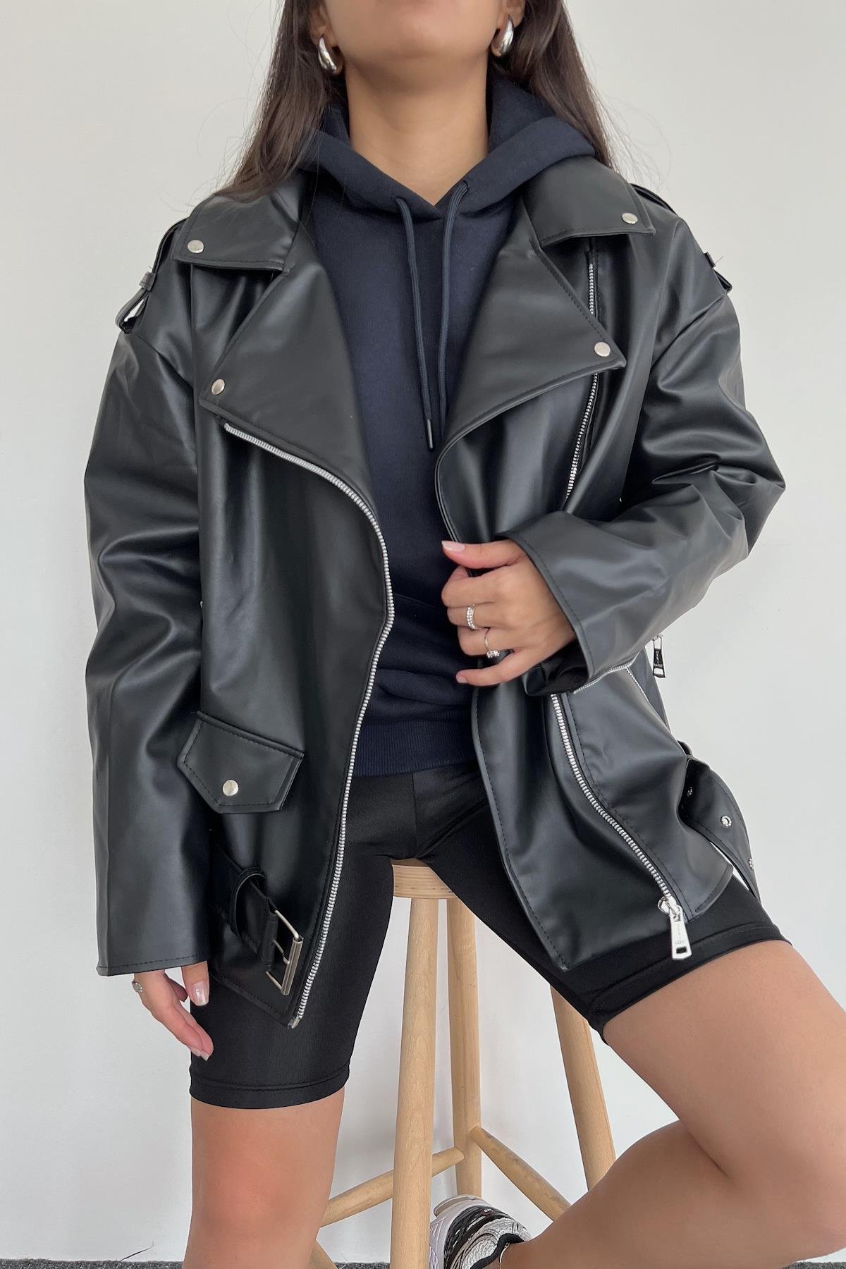 OVERSIZE-JACKE IN MITTELGRÖSSE