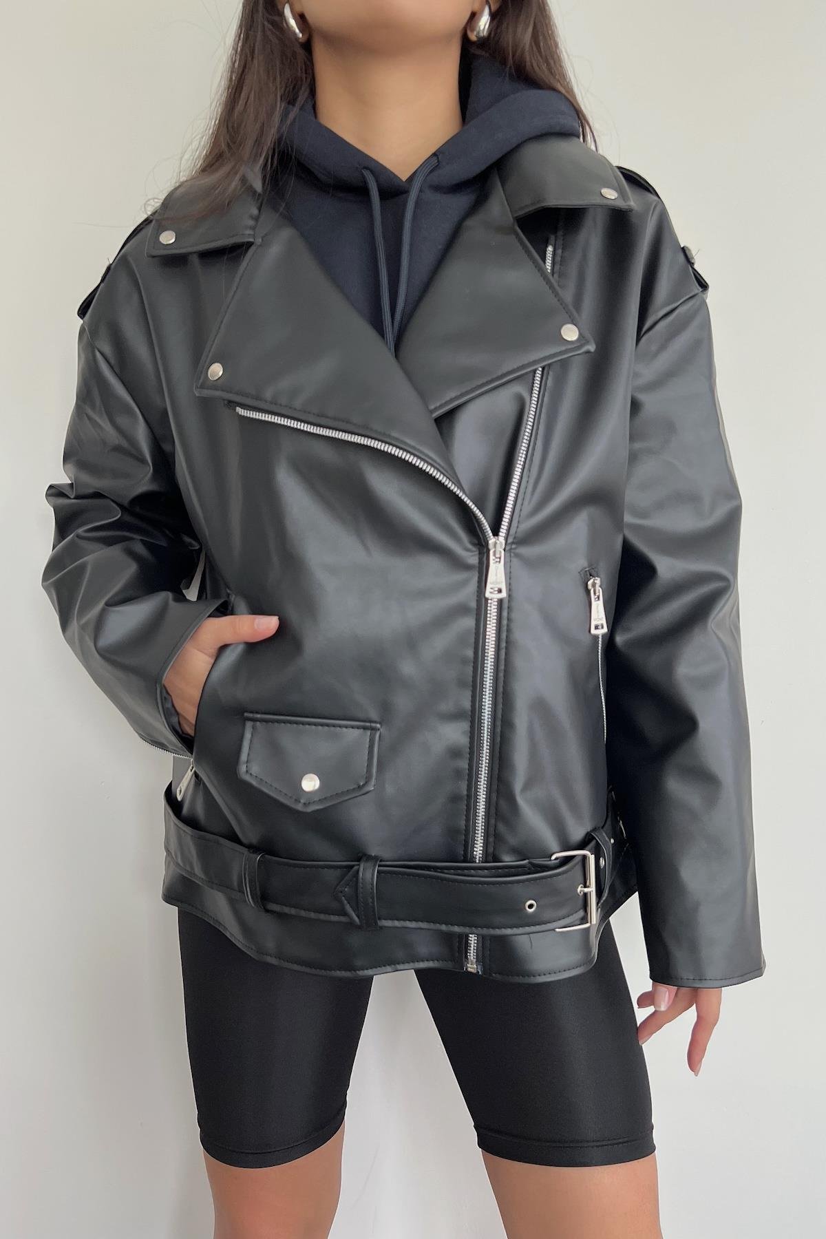 OVERSIZE-JACKE IN MITTELGRÖSSE