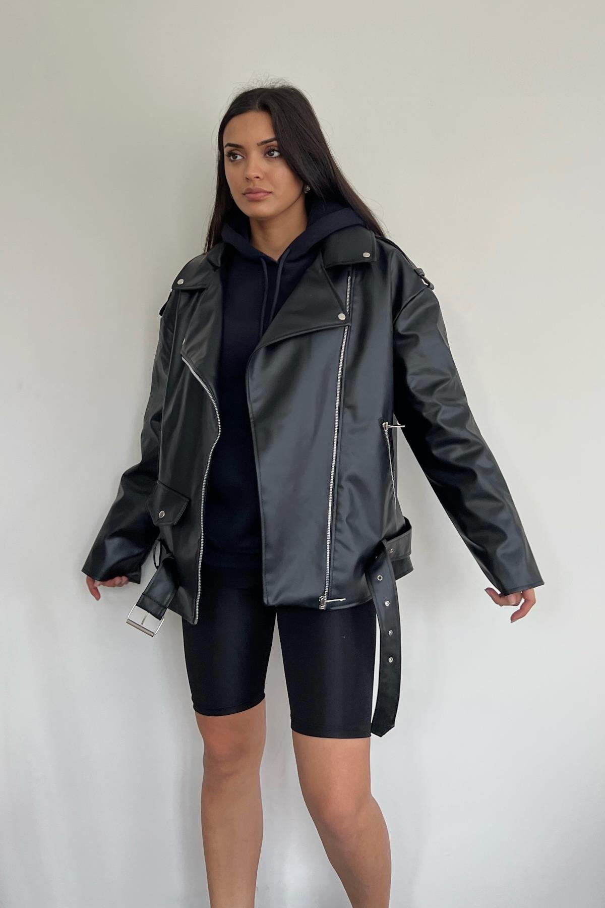 OVERSIZE-JACKE IN MITTELGRÖSSE