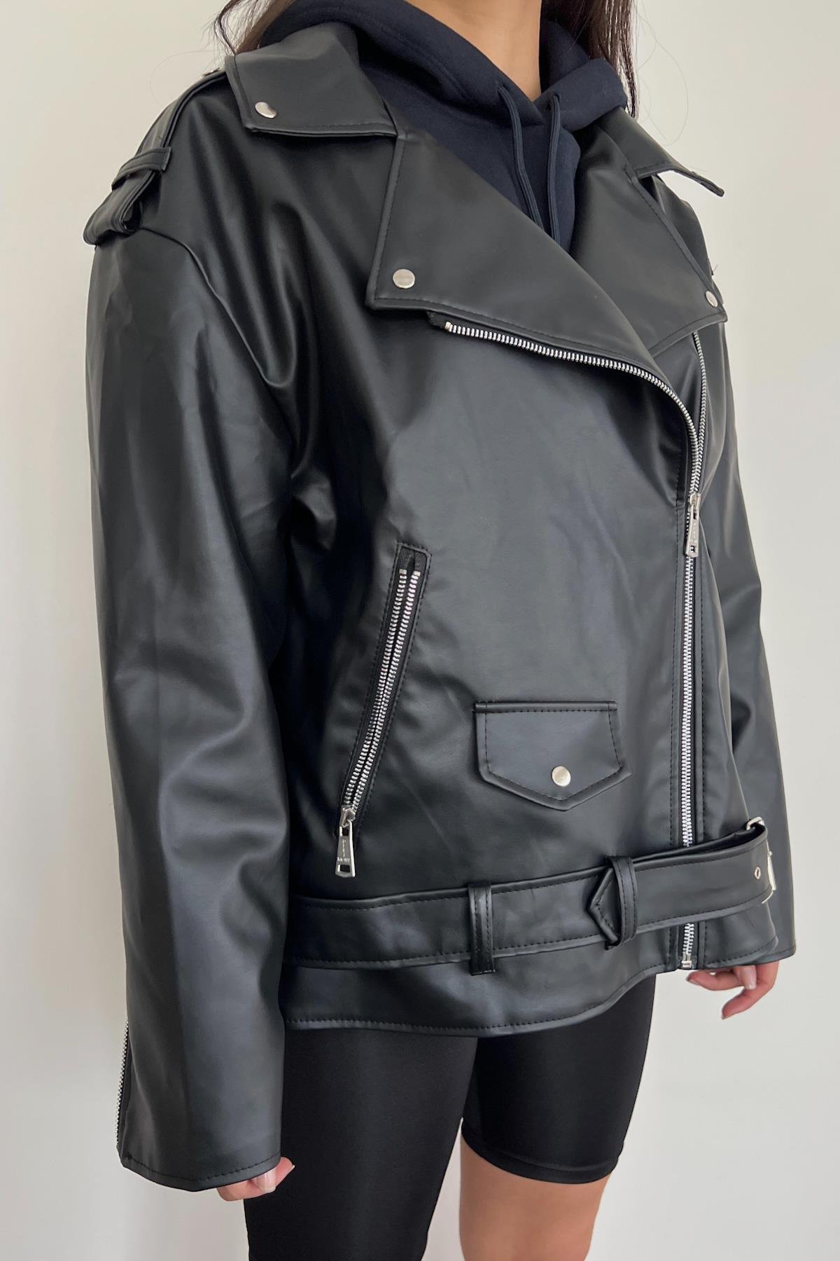 OVERSIZE-JACKE IN MITTELGRÖSSE