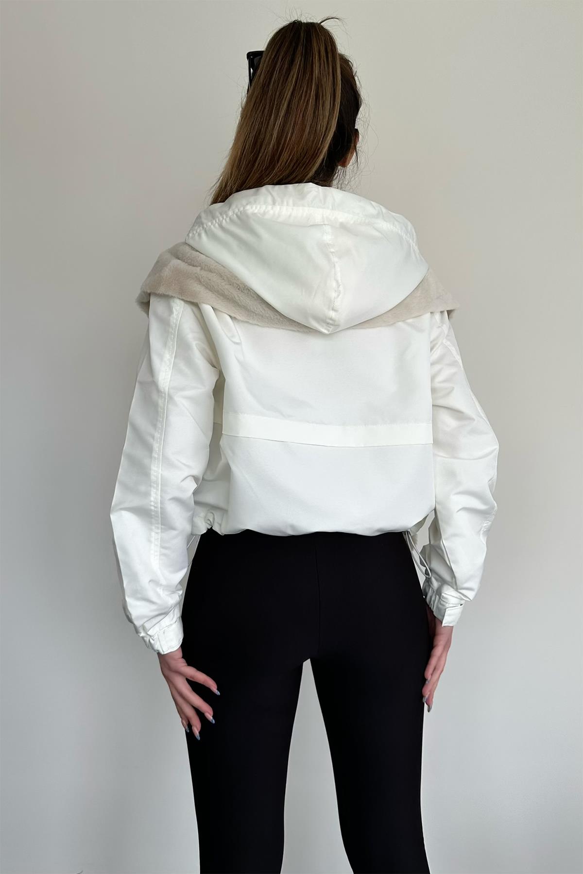 PELUŞ DETAYLI KAPÜŞONLU CEKET BEYAZ