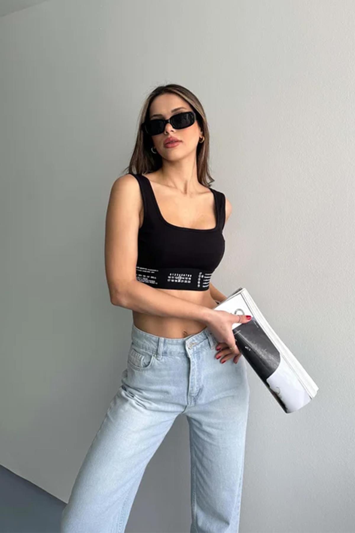 BEL DETAYI YAZILI DESTEKLİ CROP SİYAH