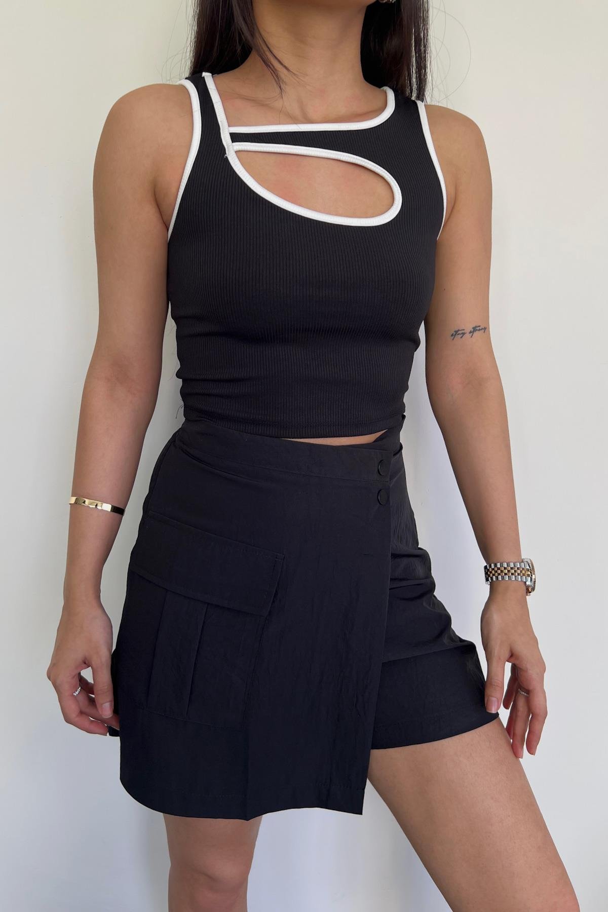 CONNECTED CUTOUT BLOUSE