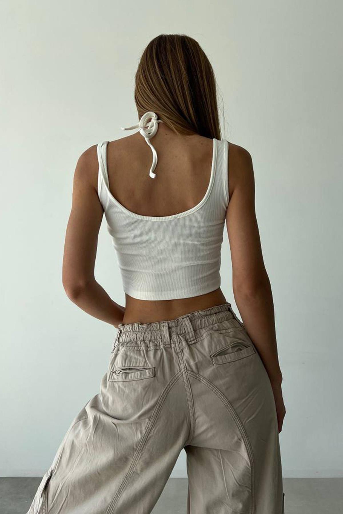 CROP-BLUSE MIT VOGELAUGEN-LINKSVERKLEIDUNG