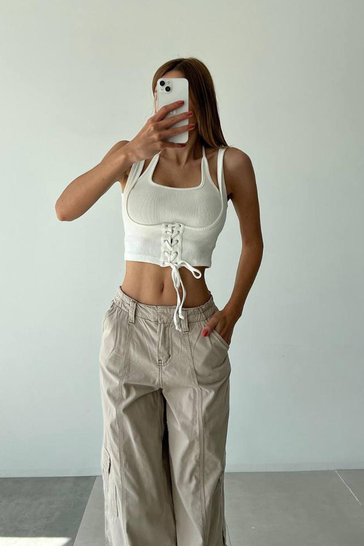 CROP-BLUSE MIT VOGELAUGEN-LINKSVERKLEIDUNG