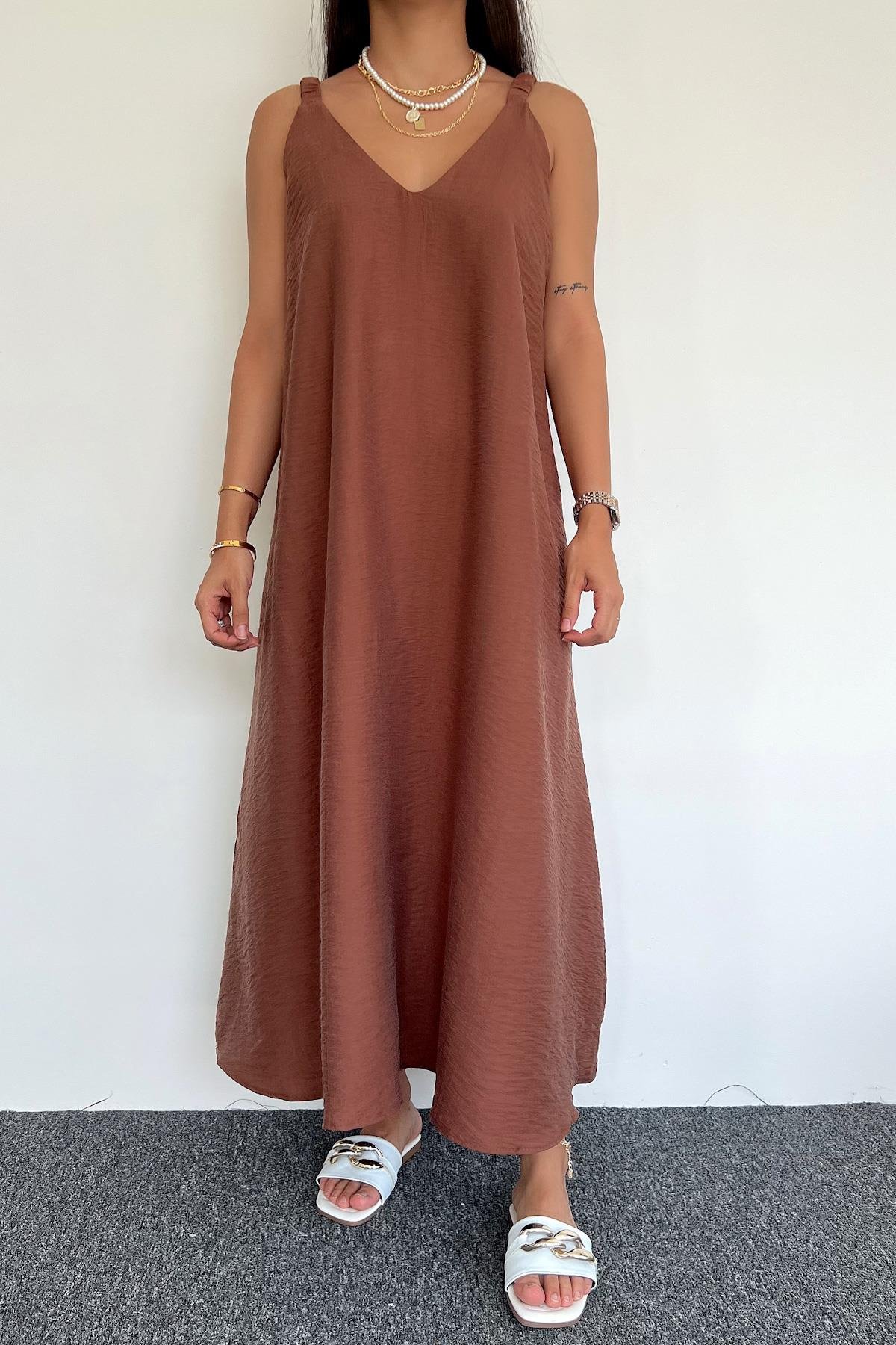 KLEID AUS VISKOSE MIT RIEMEN