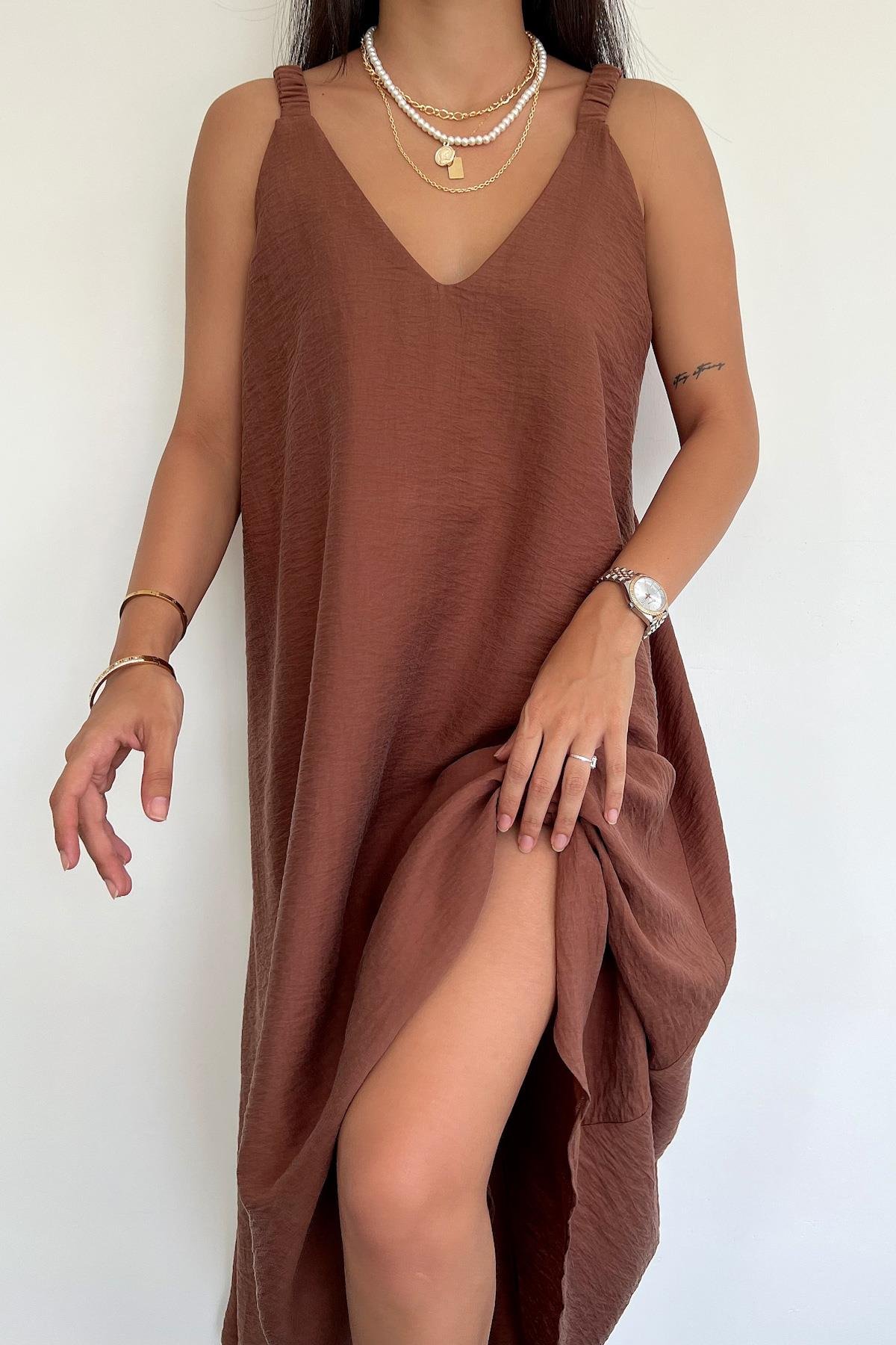 KLEID AUS VISKOSE MIT RIEMEN