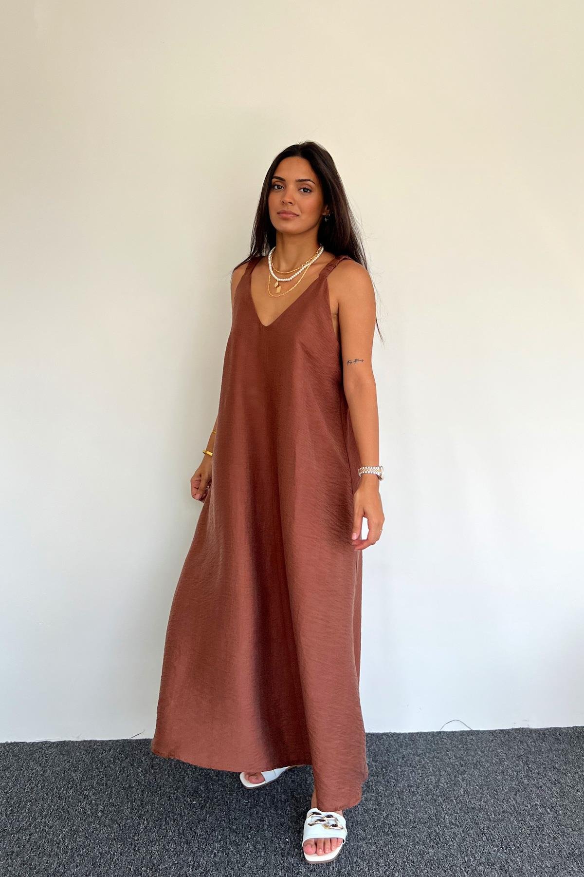 KLEID AUS VISKOSE MIT RIEMEN