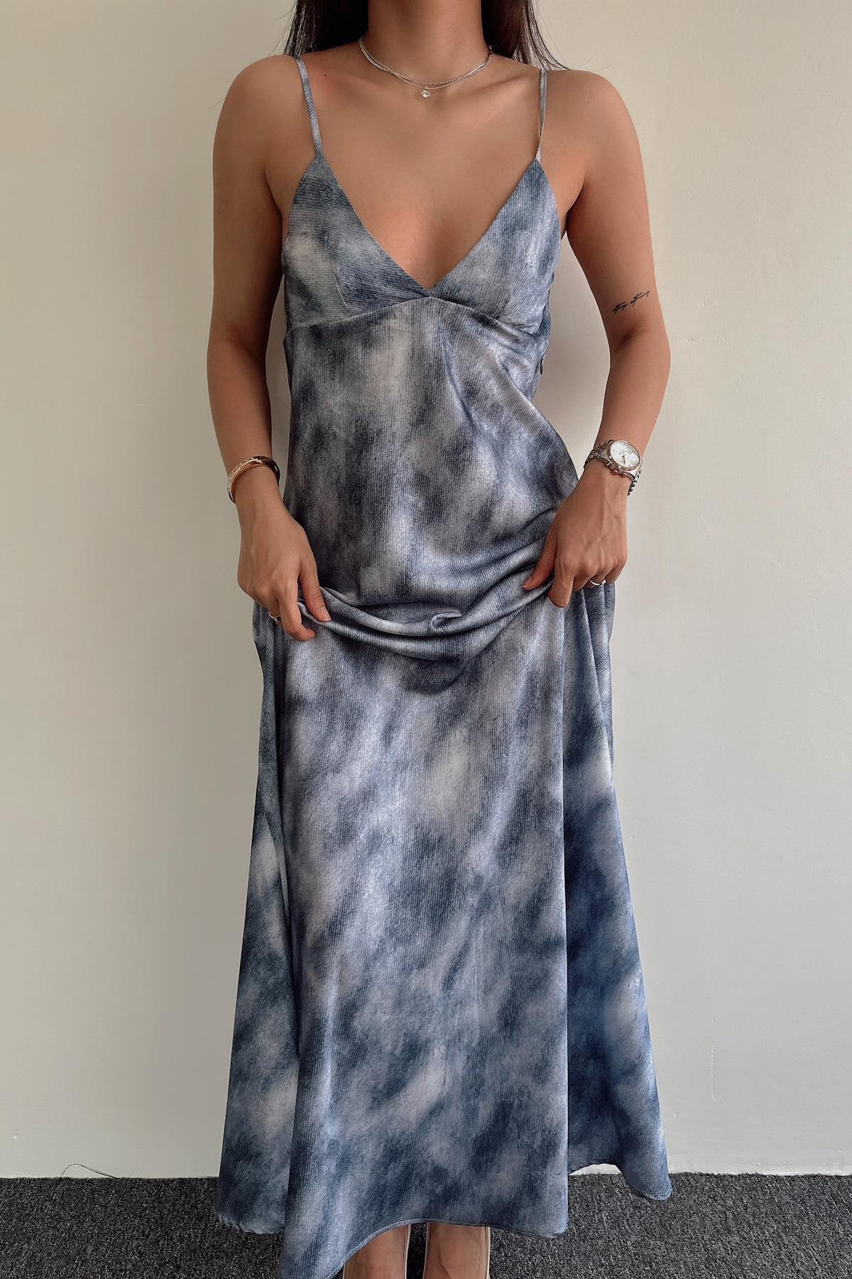 Hängendes Maxi-Satinkleid