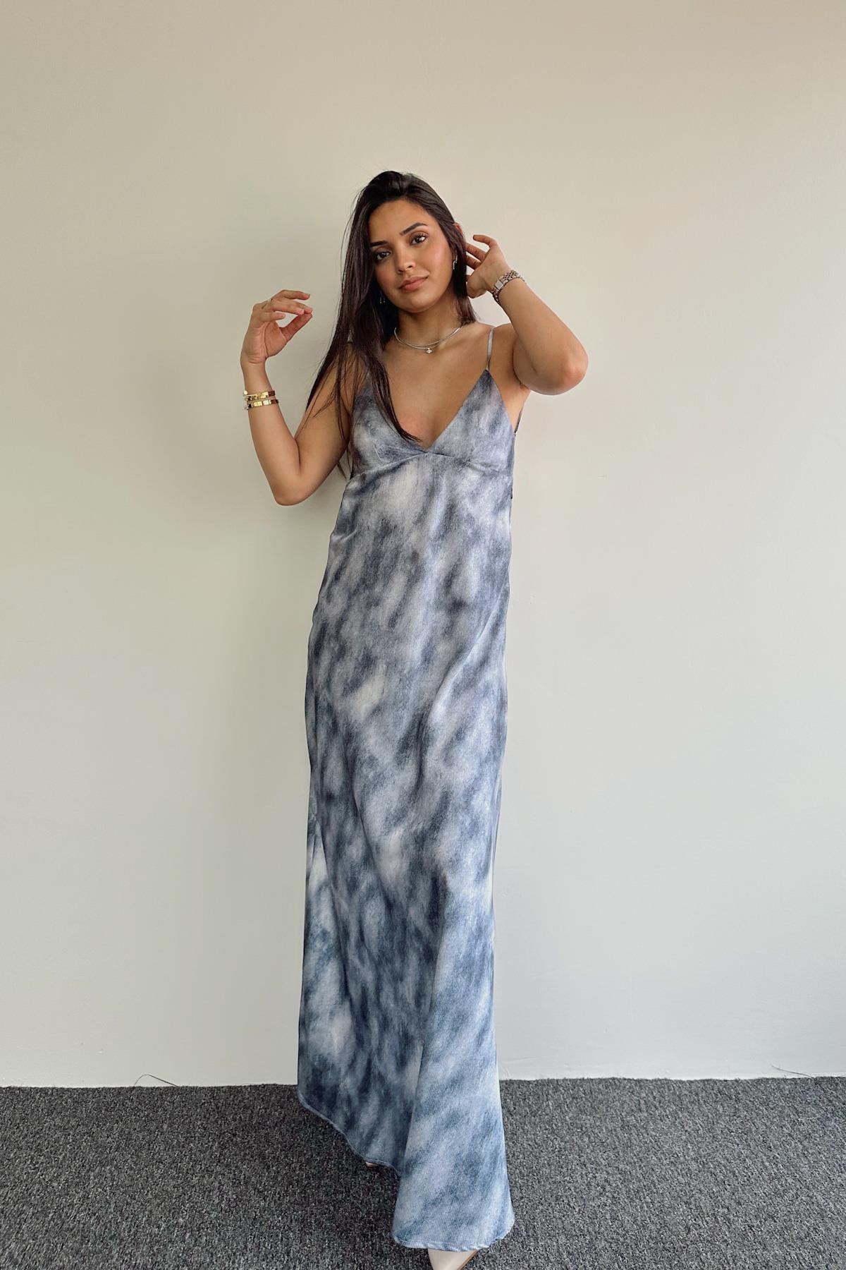 Hängendes Maxi-Satinkleid