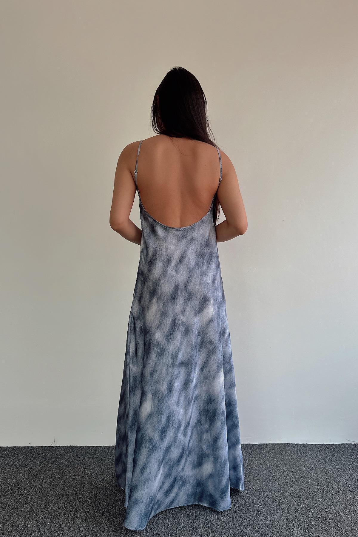 Hängendes Maxi-Satinkleid