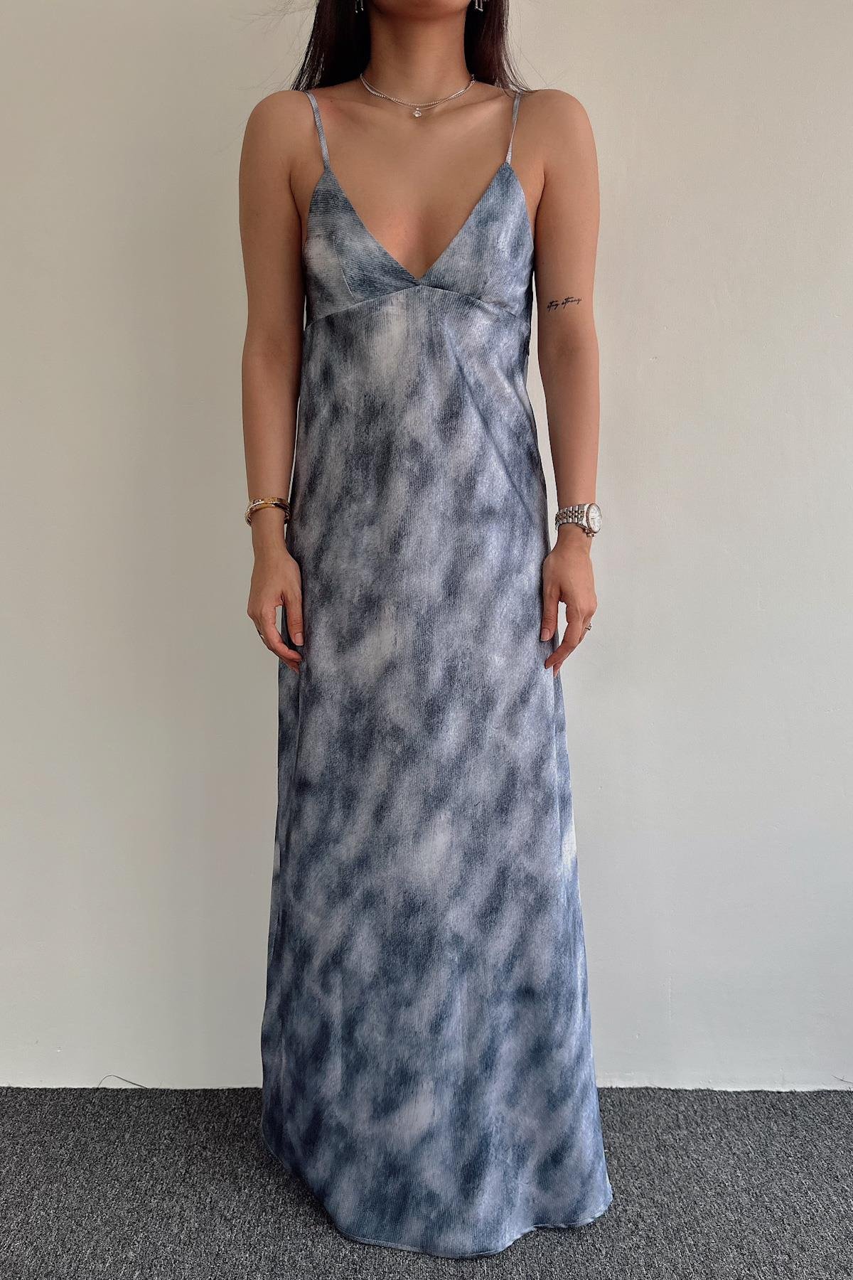 Hängendes Maxi-Satinkleid