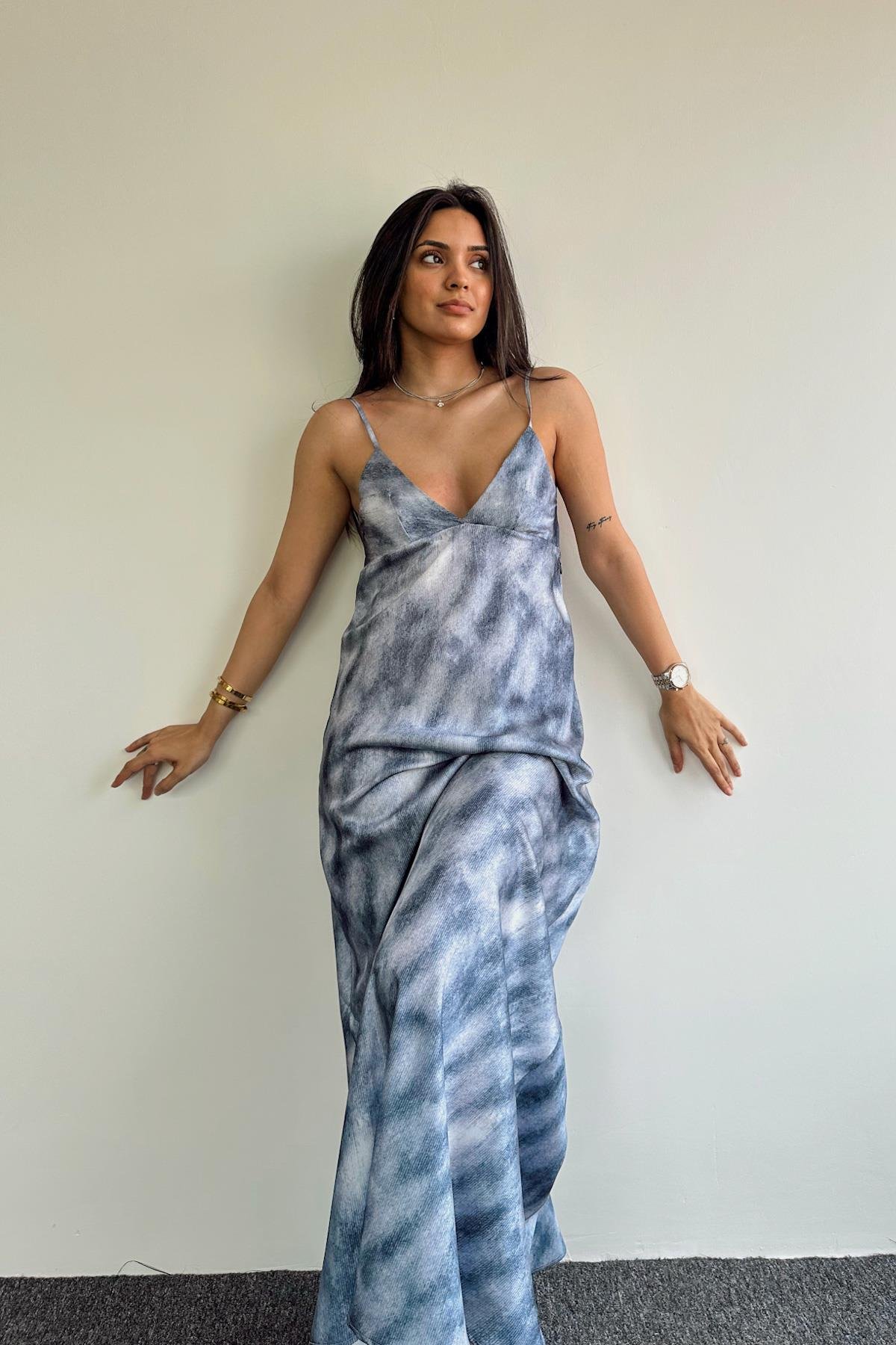 Hängendes Maxi-Satinkleid