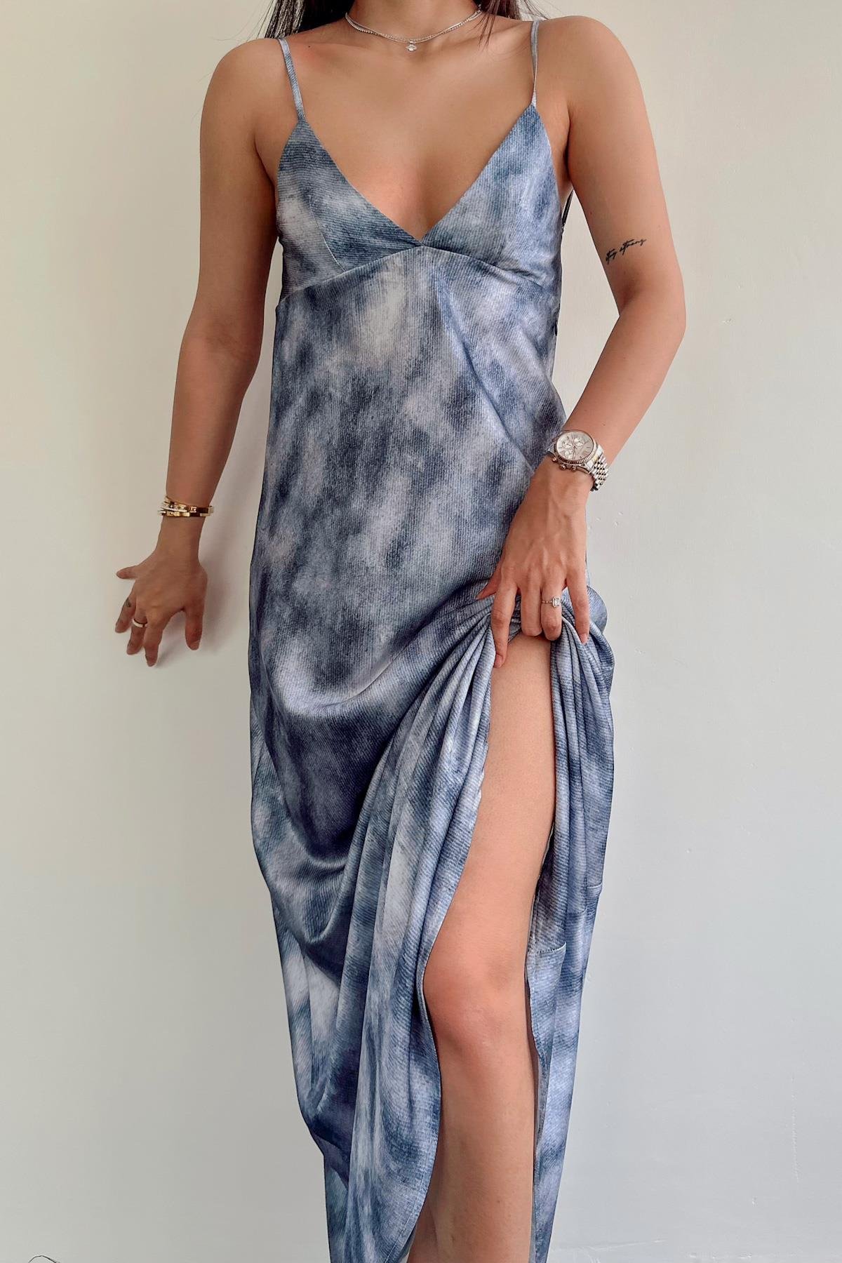 Hängendes Maxi-Satinkleid