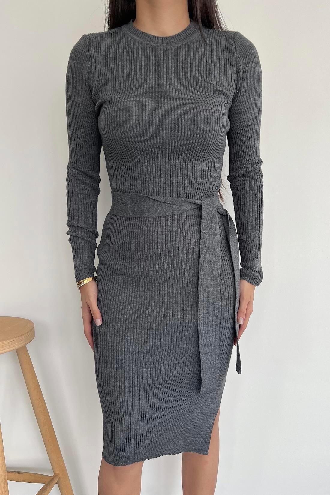 BELİ KEMERLİ BİSİKLET YAKA TRİKO ELBİSE FÜME