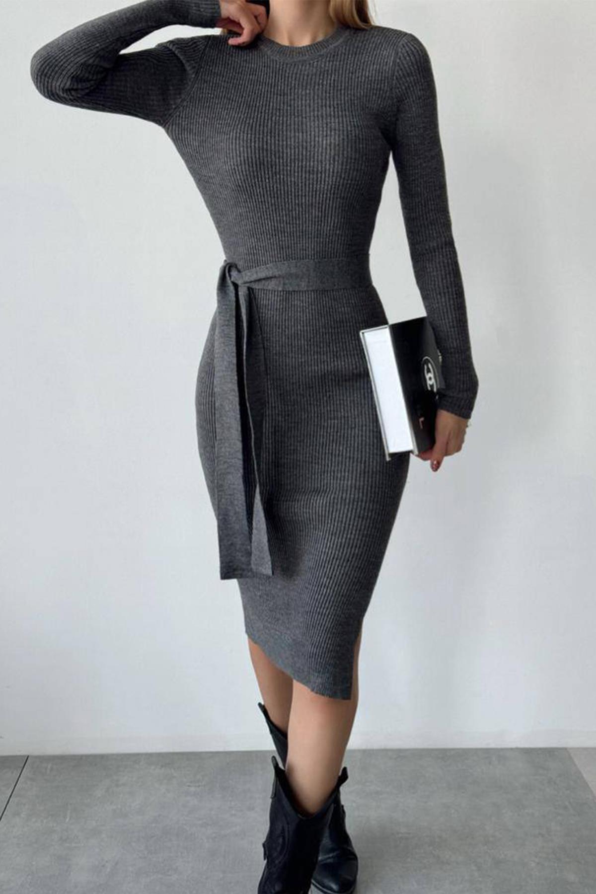 BELİ KEMERLİ BİSİKLET YAKA TRİKO ELBİSE FÜME