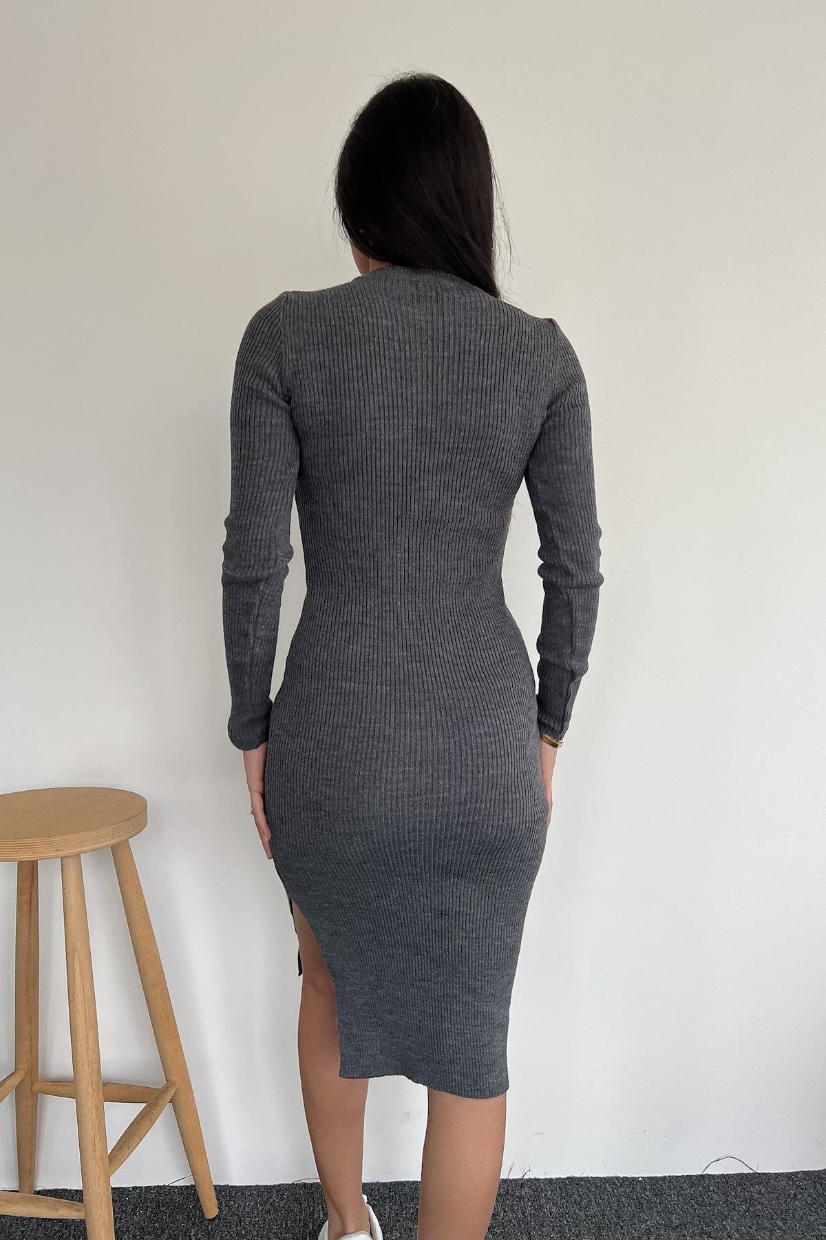 BELİ KEMERLİ BİSİKLET YAKA TRİKO ELBİSE FÜME