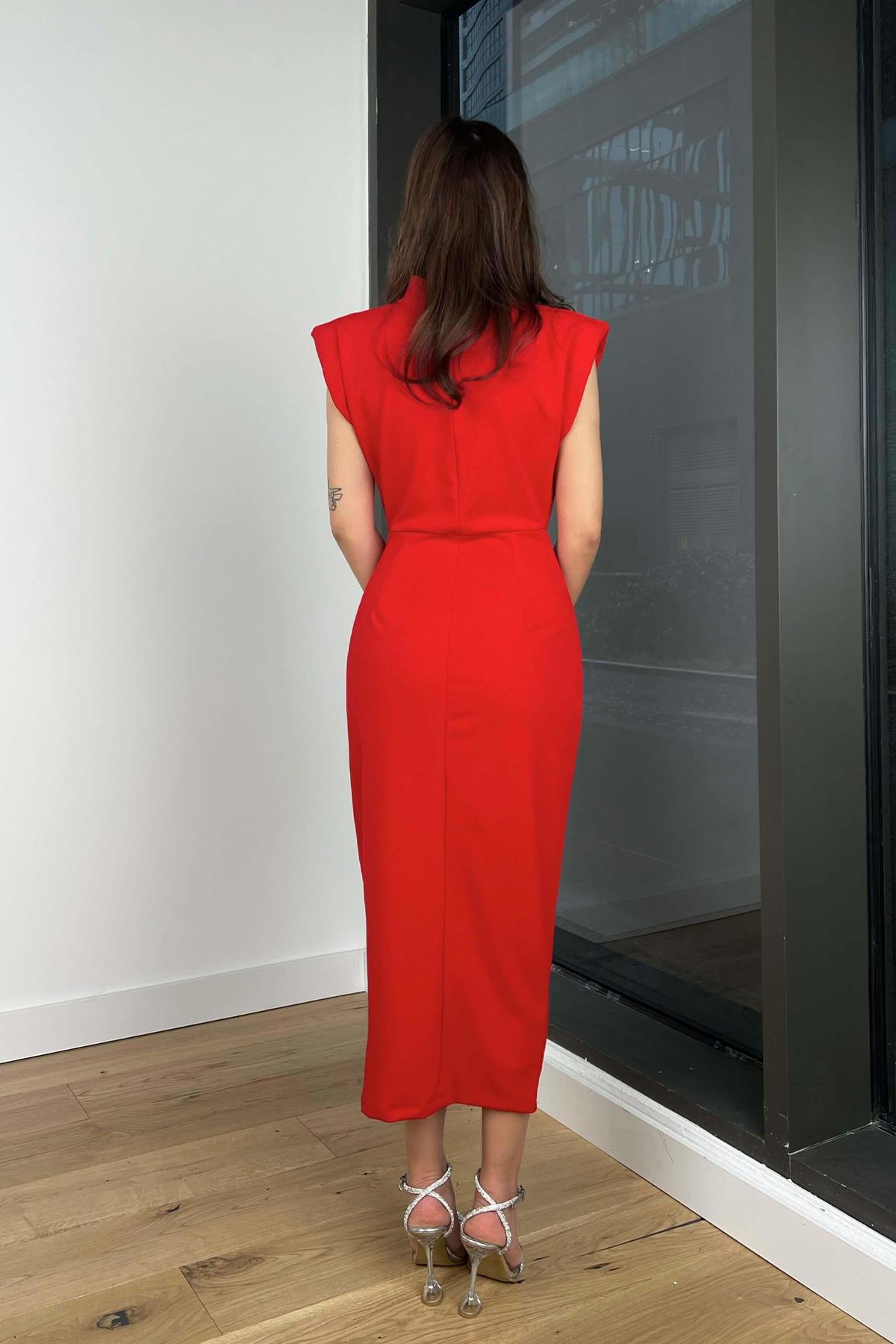 BROŞLU VATKALI KREP ELBİSE KIRMIZI