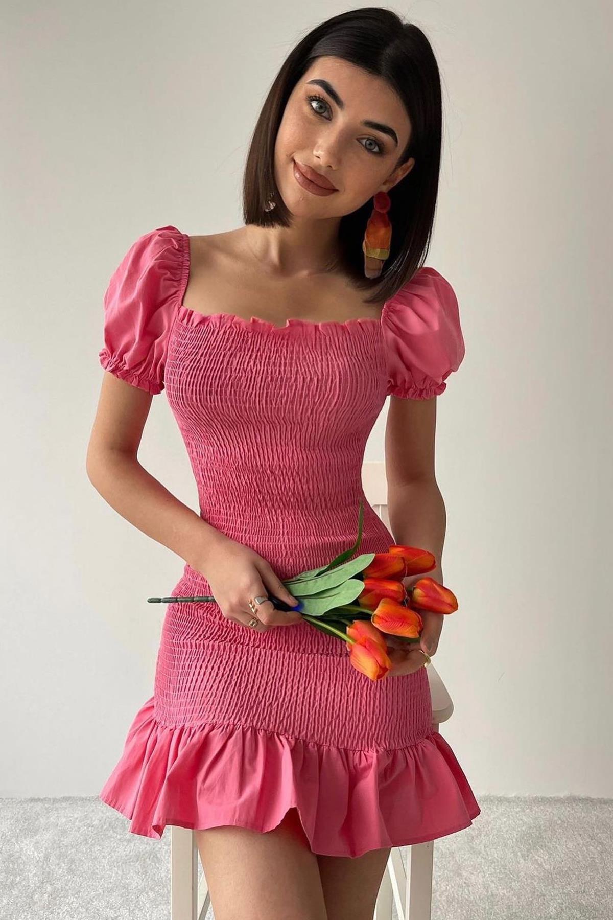 DETAILLIERTES GIFF-KLEID MIT RÜSCHEN