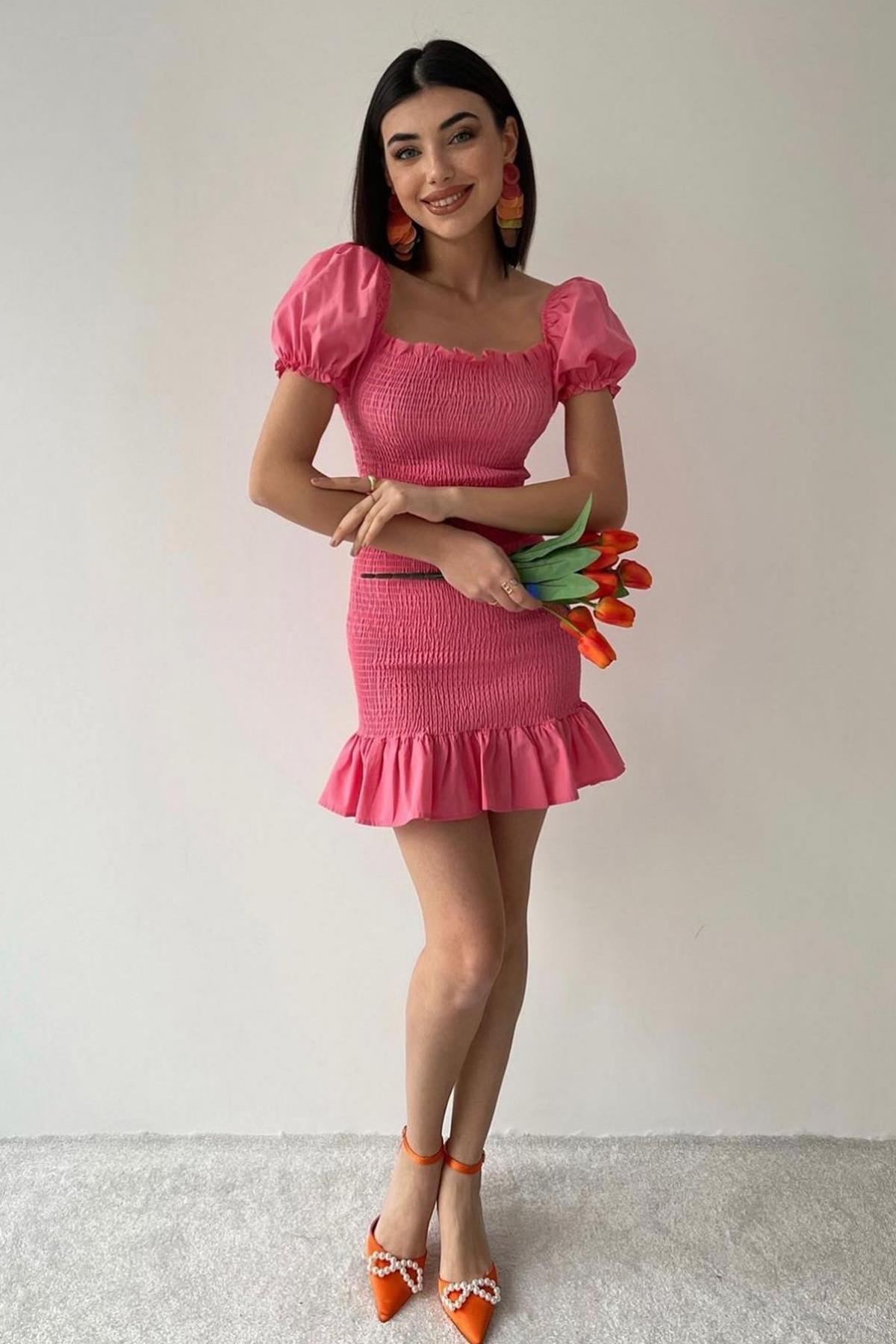 DETAILLIERTES GIFF-KLEID MIT RÜSCHEN