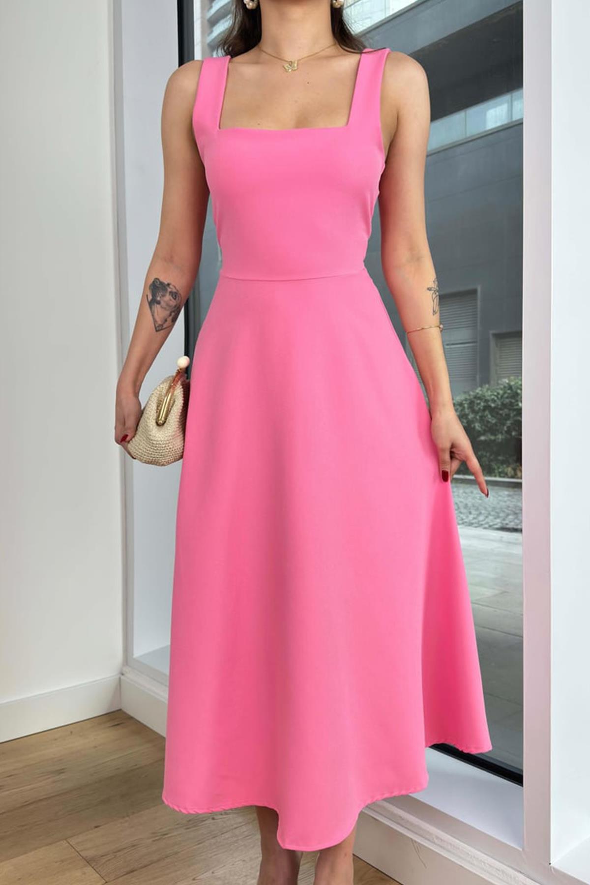 LORA KARE YAKA KALIN ASKI TASARIM MİDİ BOY ELBİSE PEMBE