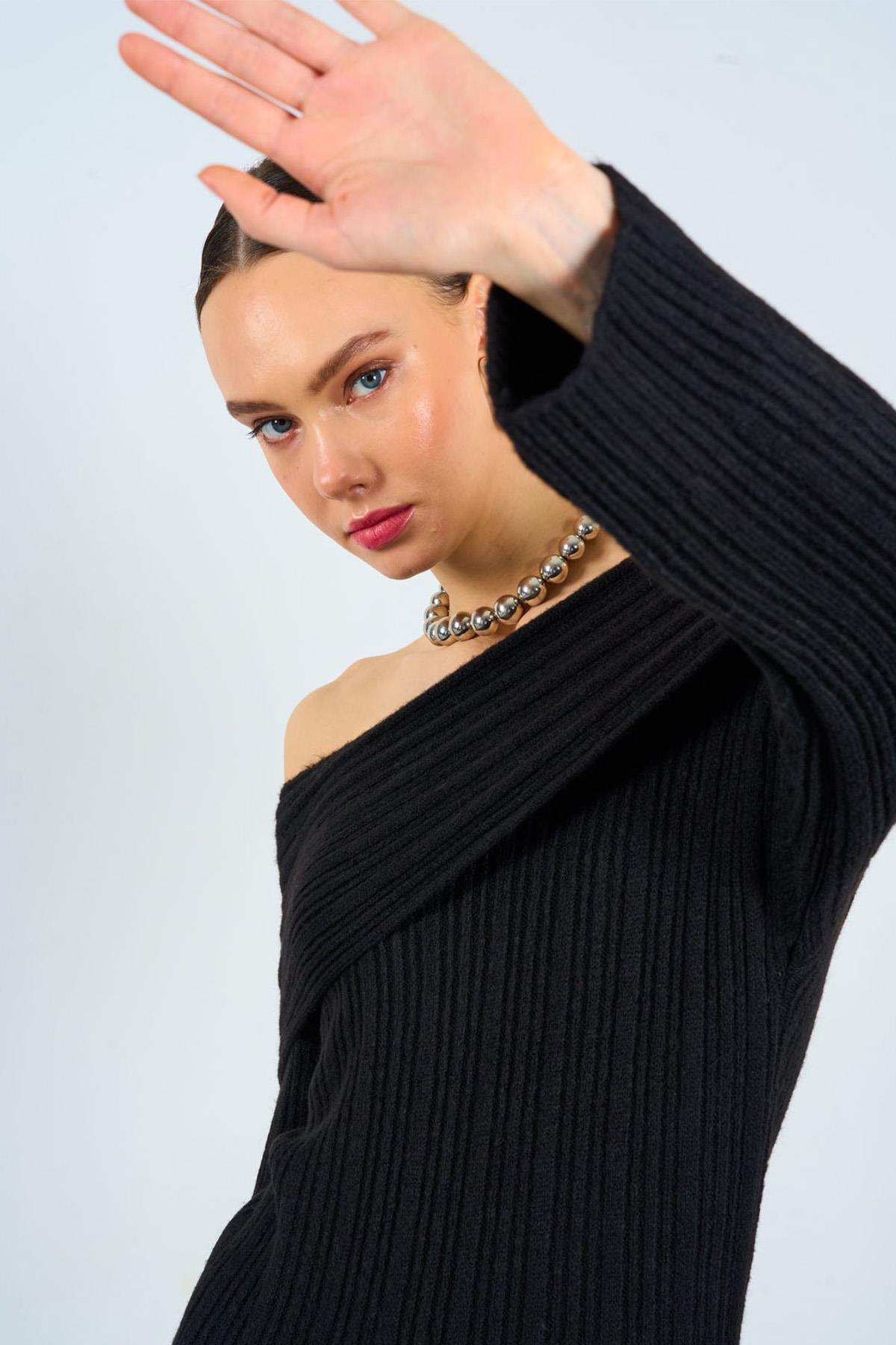 KAYIK YAKA MAXİ BOY TRİKO ELBİSE SİYAH