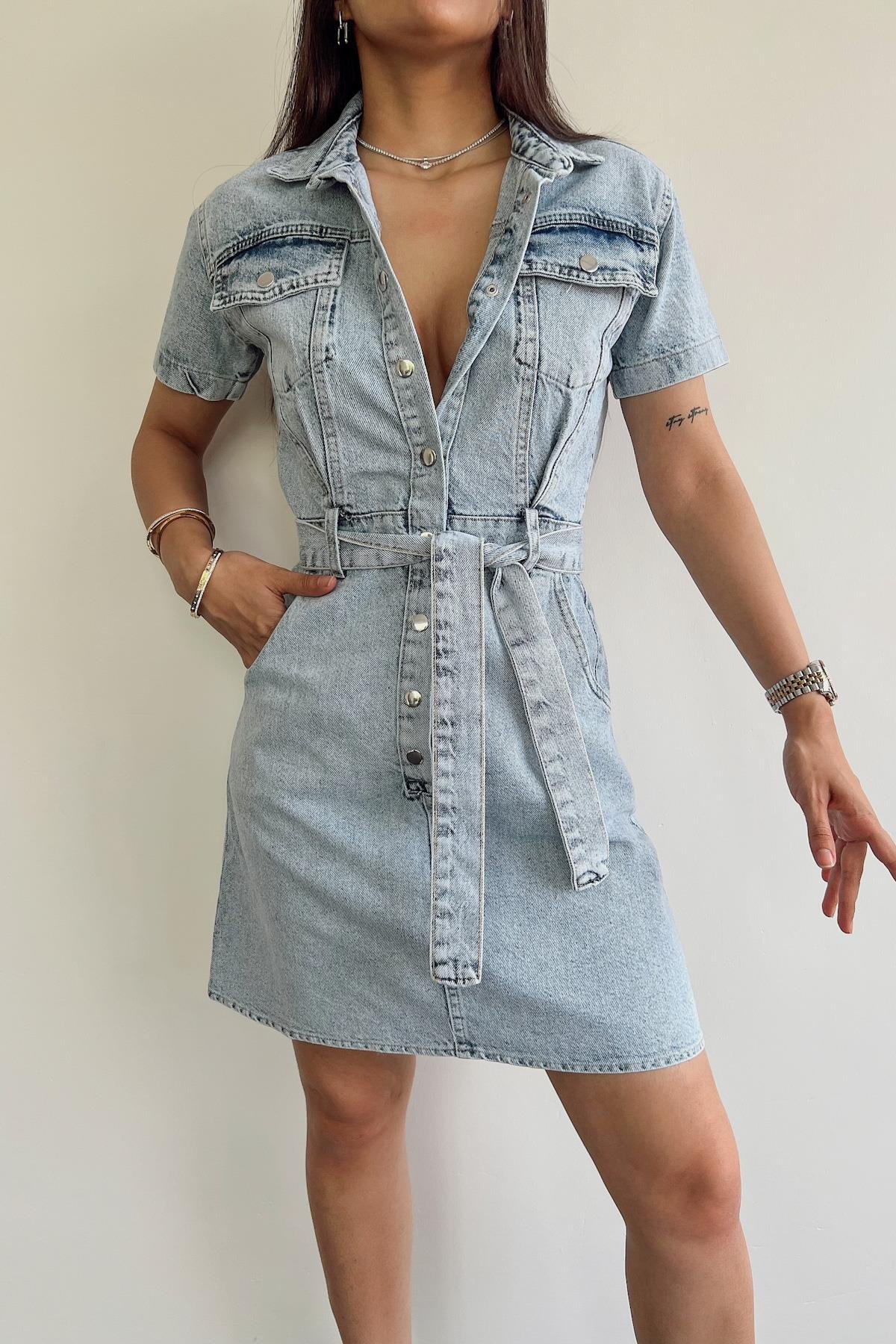 ДЖИНСОВОЕ ПЛАТЬЕ С ПОЯСОМ НА ПУГОВИЦАХ