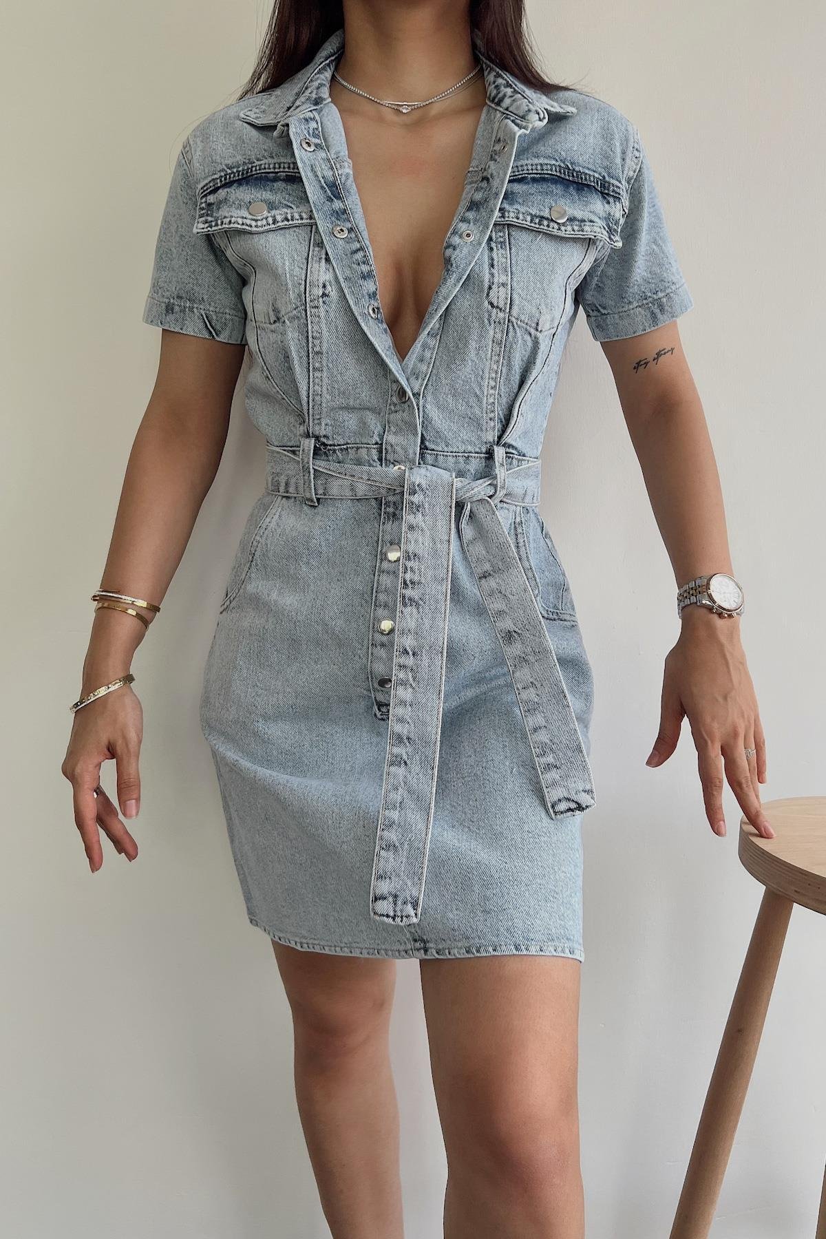 ДЖИНСОВОЕ ПЛАТЬЕ С ПОЯСОМ НА ПУГОВИЦАХ