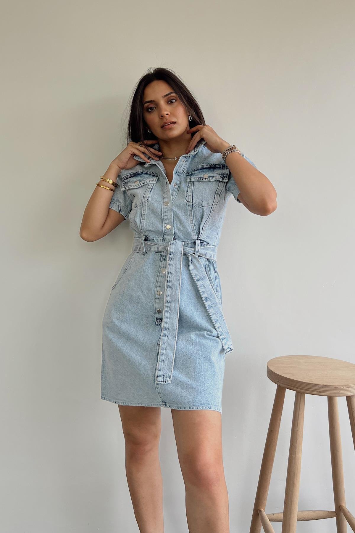 ДЖИНСОВОЕ ПЛАТЬЕ С ПОЯСОМ НА ПУГОВИЦАХ