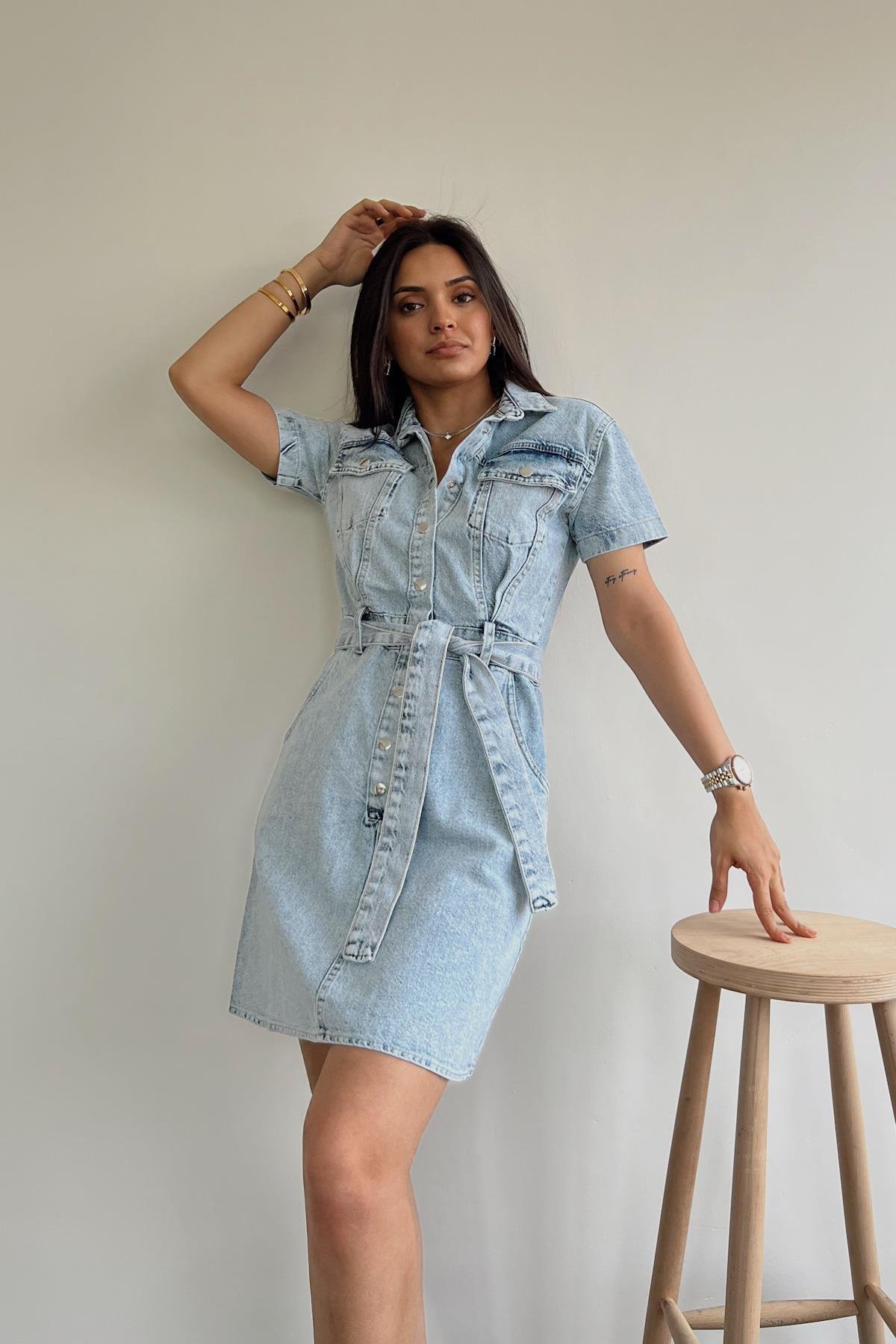 ДЖИНСОВОЕ ПЛАТЬЕ С ПОЯСОМ НА ПУГОВИЦАХ