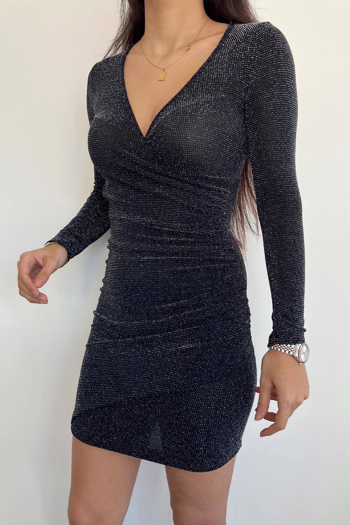 KRUVAZE SİMLİ BÜZGÜLÜ ELBİSE SİYAH