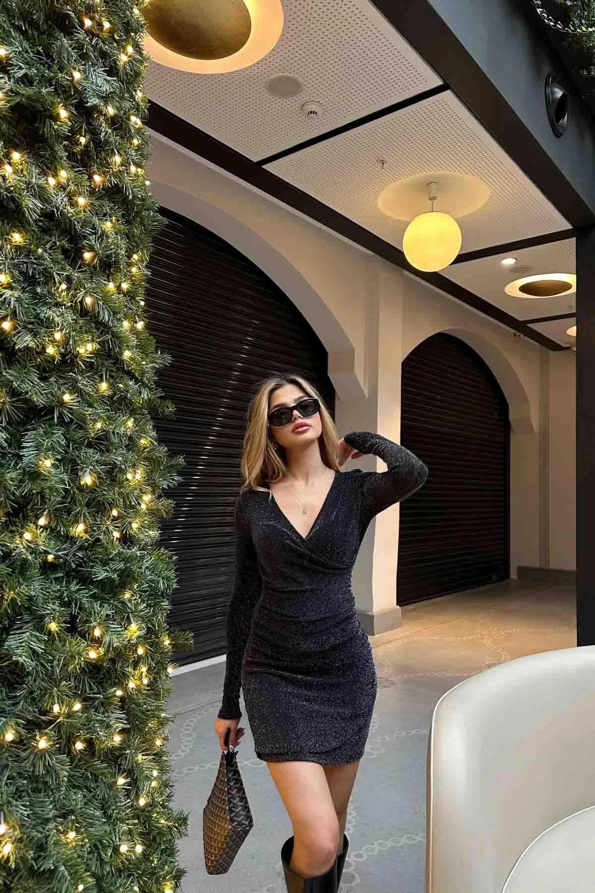 KRUVAZE SİMLİ BÜZGÜLÜ ELBİSE SİYAH