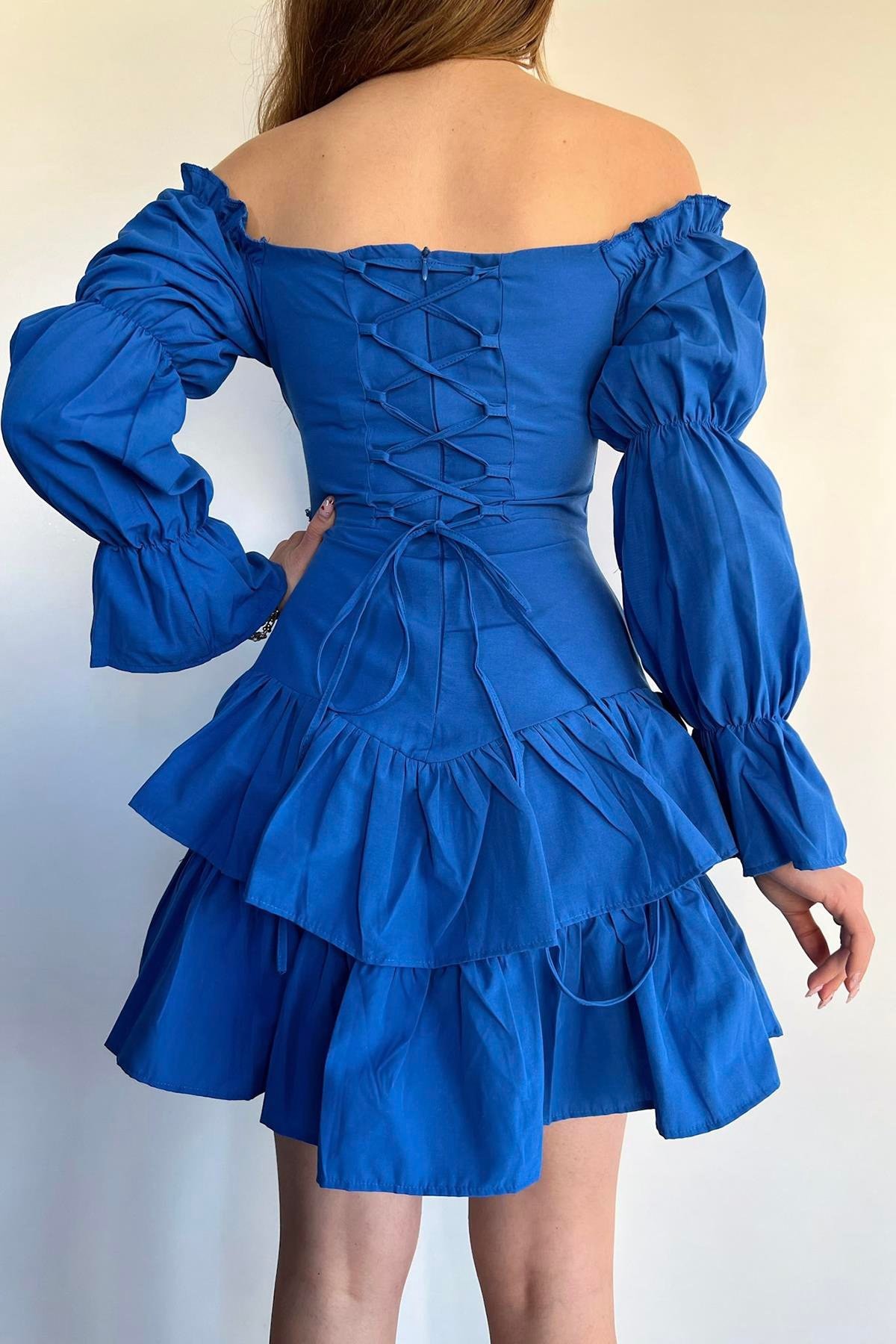 RÜSCHENKLEID MIT MADONNA-KRAGEN