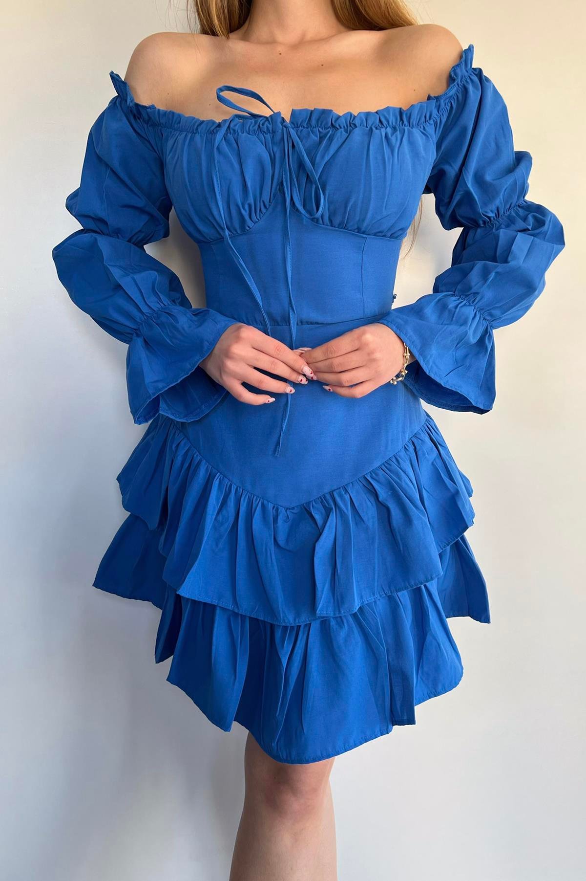 RÜSCHENKLEID MIT MADONNA-KRAGEN