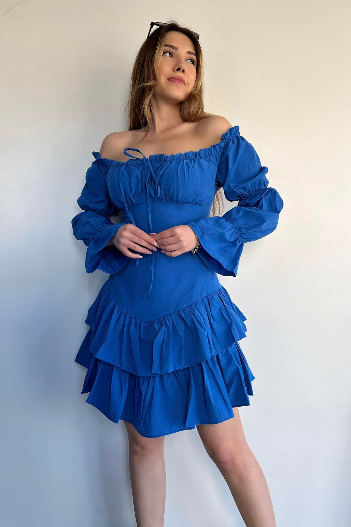 RÜSCHENKLEID MIT MADONNA-KRAGEN