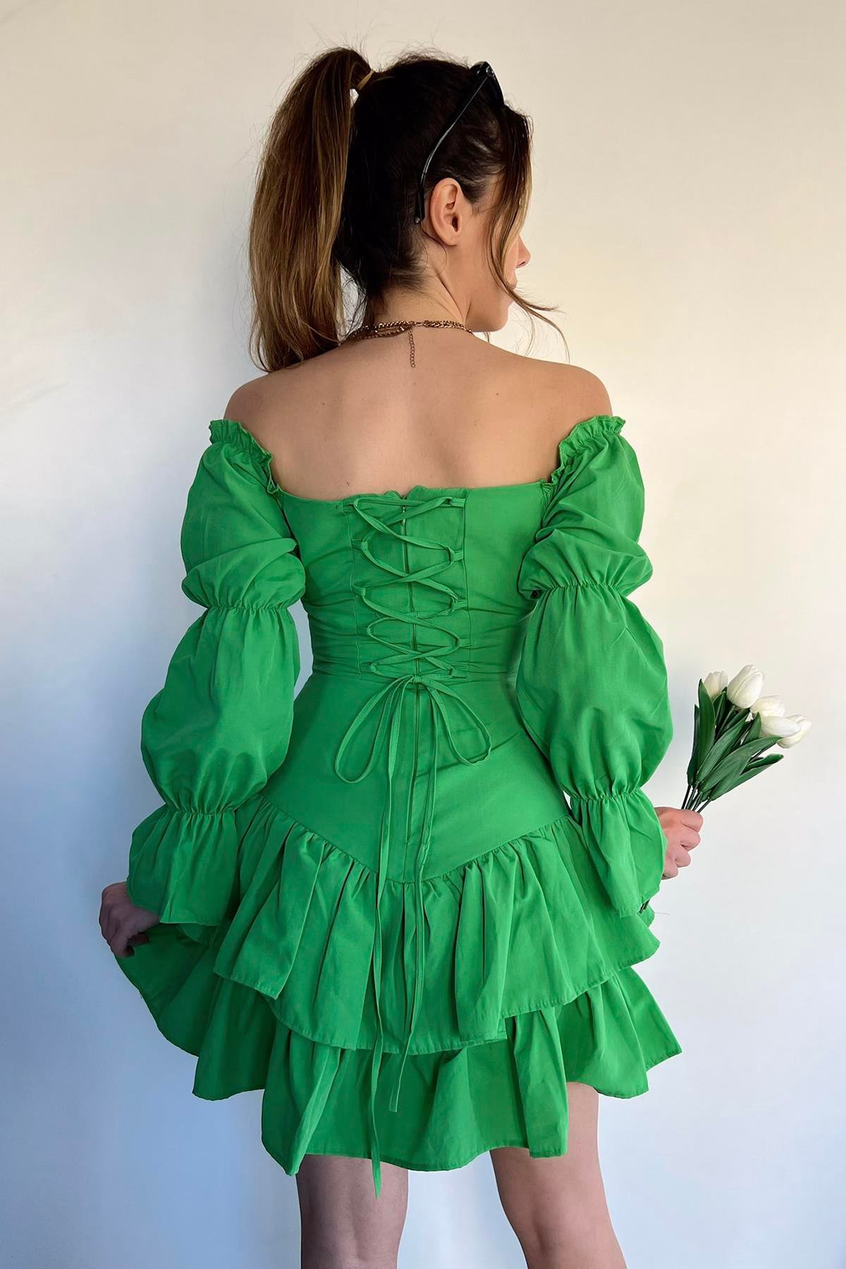RÜSCHENKLEID MIT MADONNA-KRAGEN