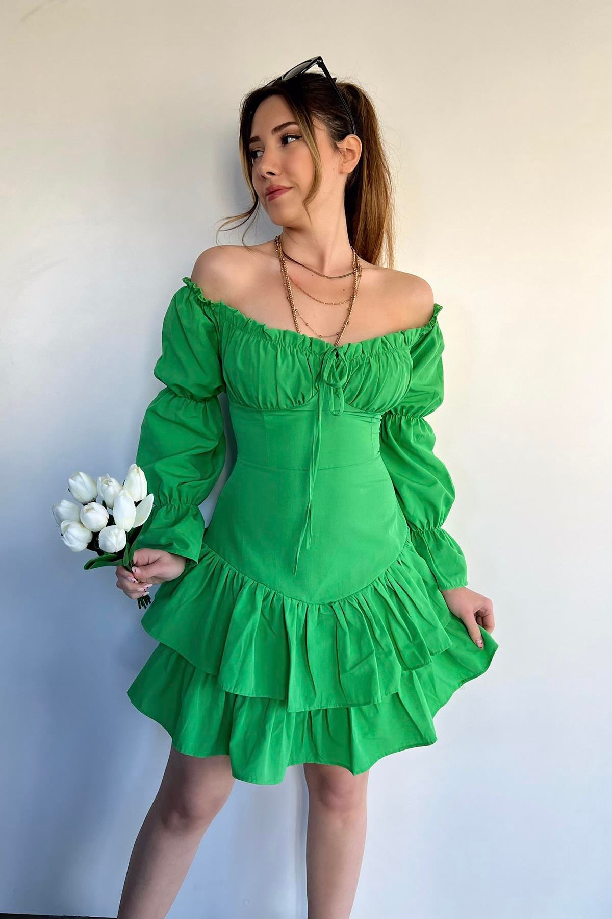 RÜSCHENKLEID MIT MADONNA-KRAGEN