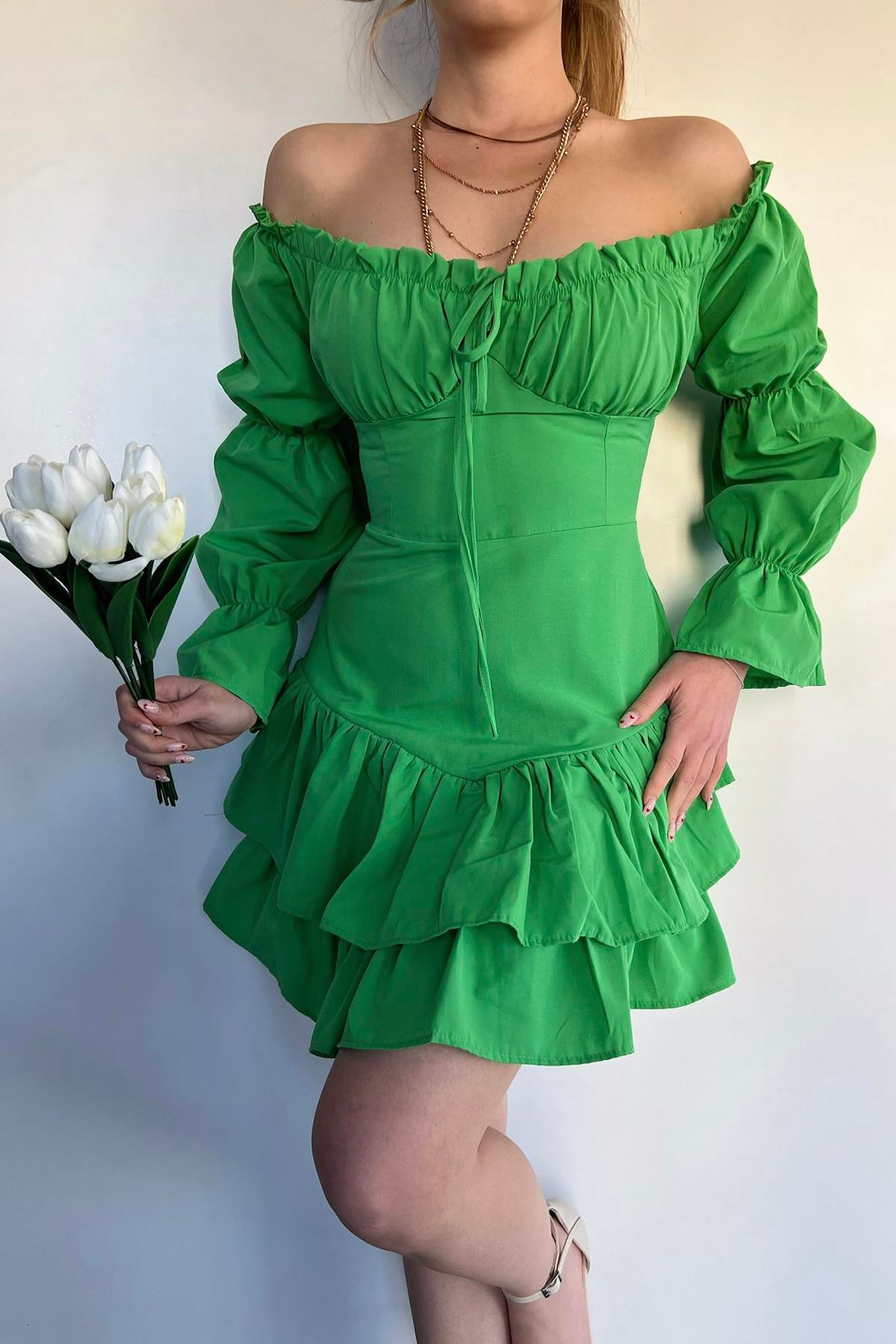 RÜSCHENKLEID MIT MADONNA-KRAGEN