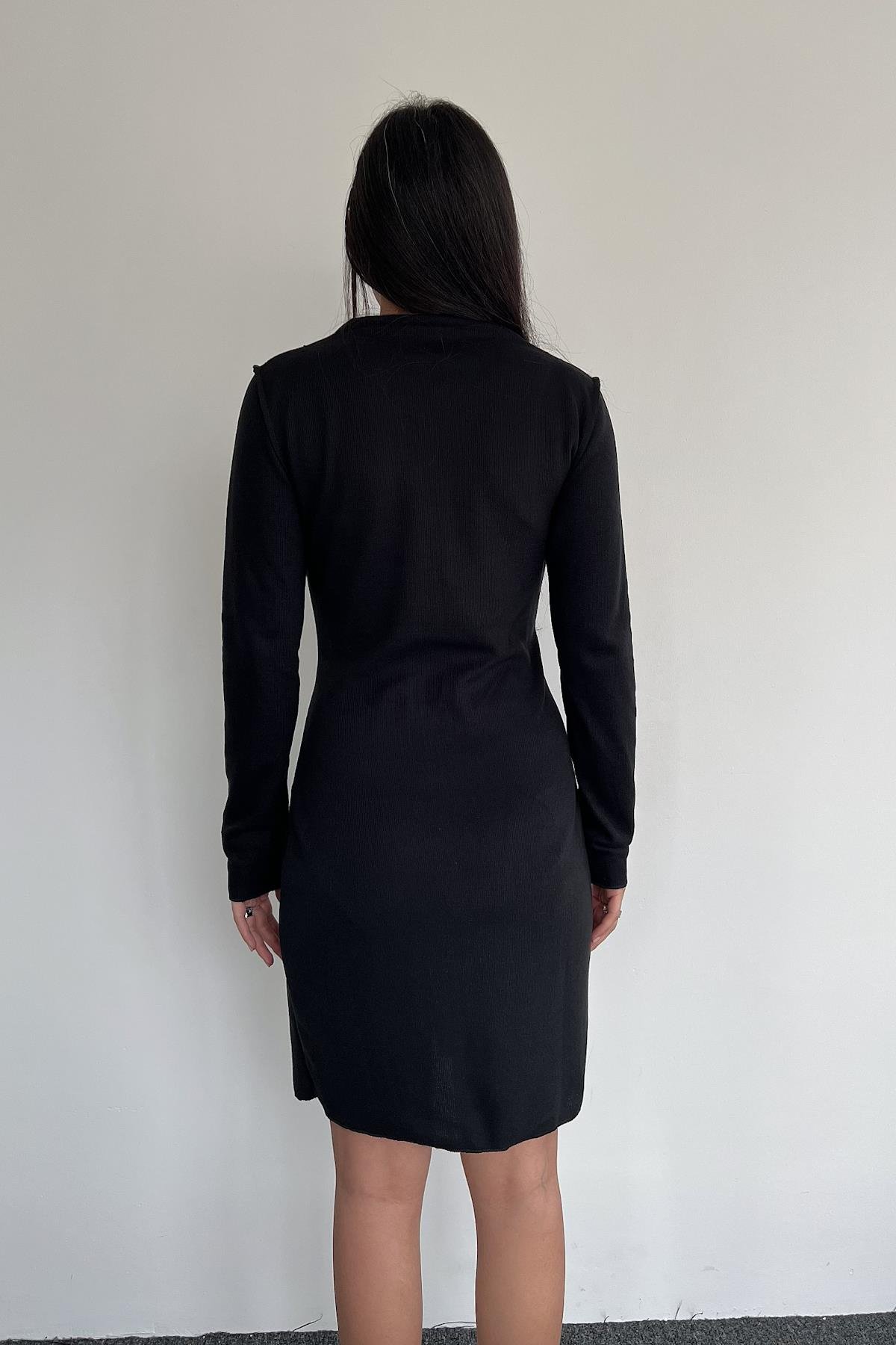 ÖNDEN FERMUARLI MİDİ BOY ELBİSE SİYAH