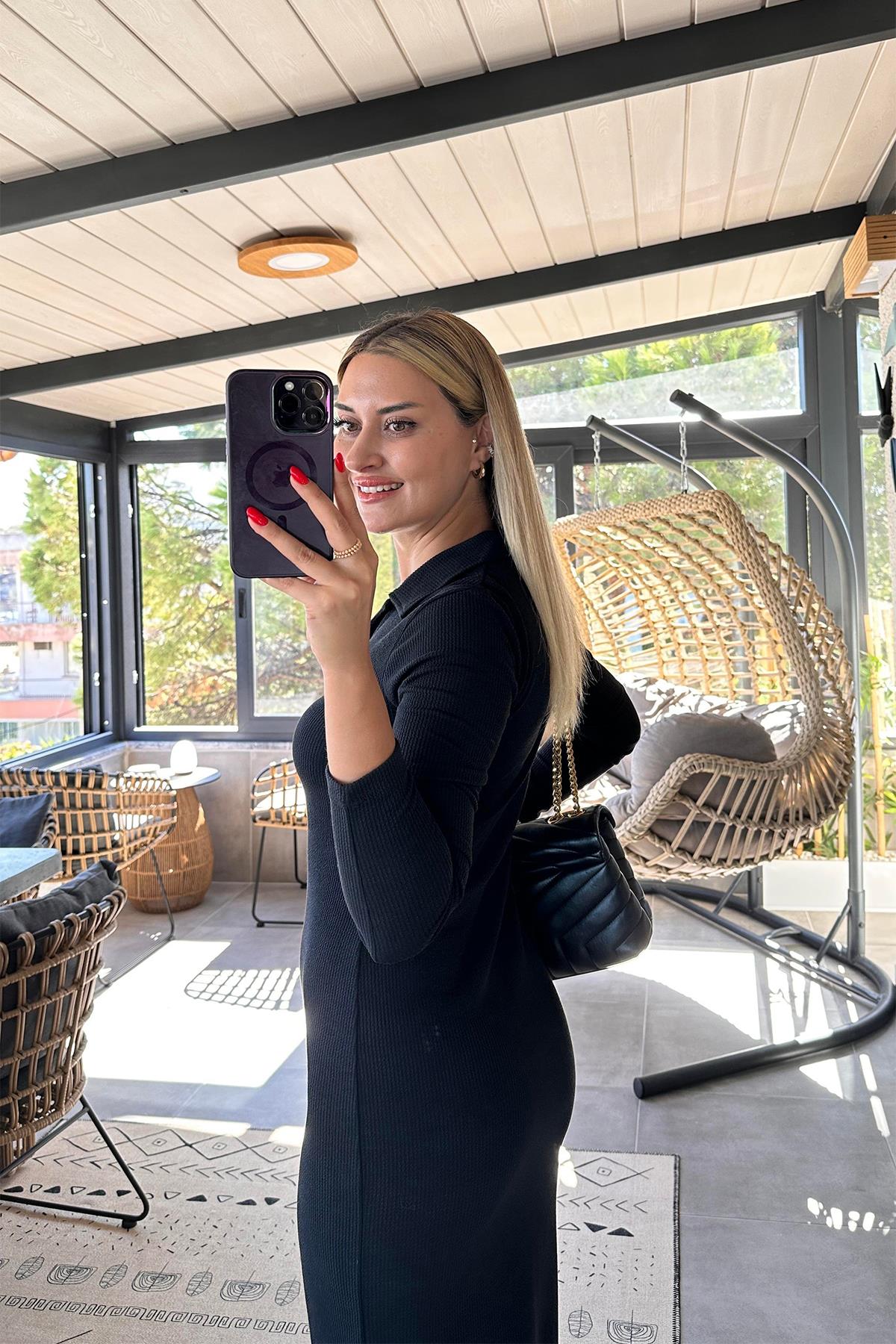 MAXI-LÄNGES LYCRA-KLEID MIT KNOPFVORDERSEITE