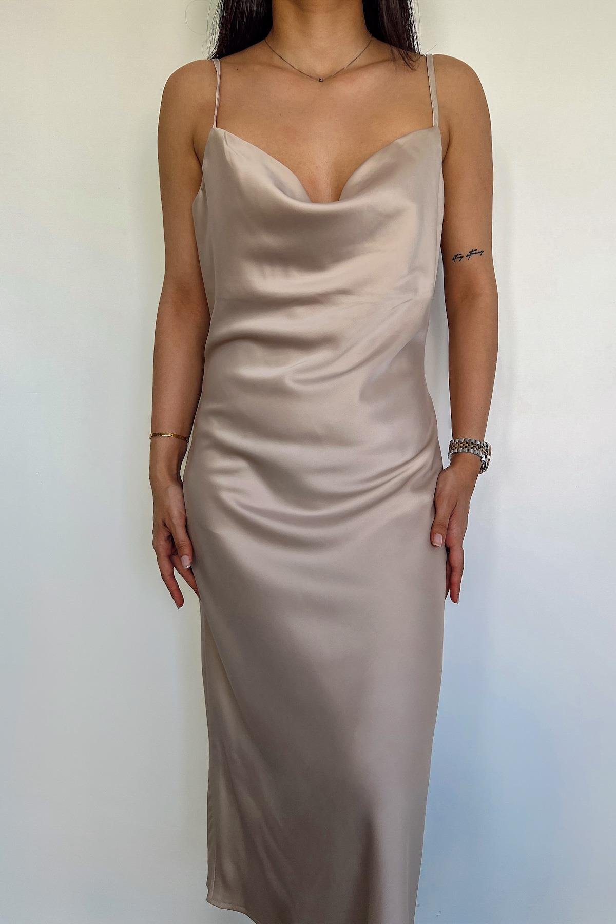 KLEID AUS REINEM SATIN